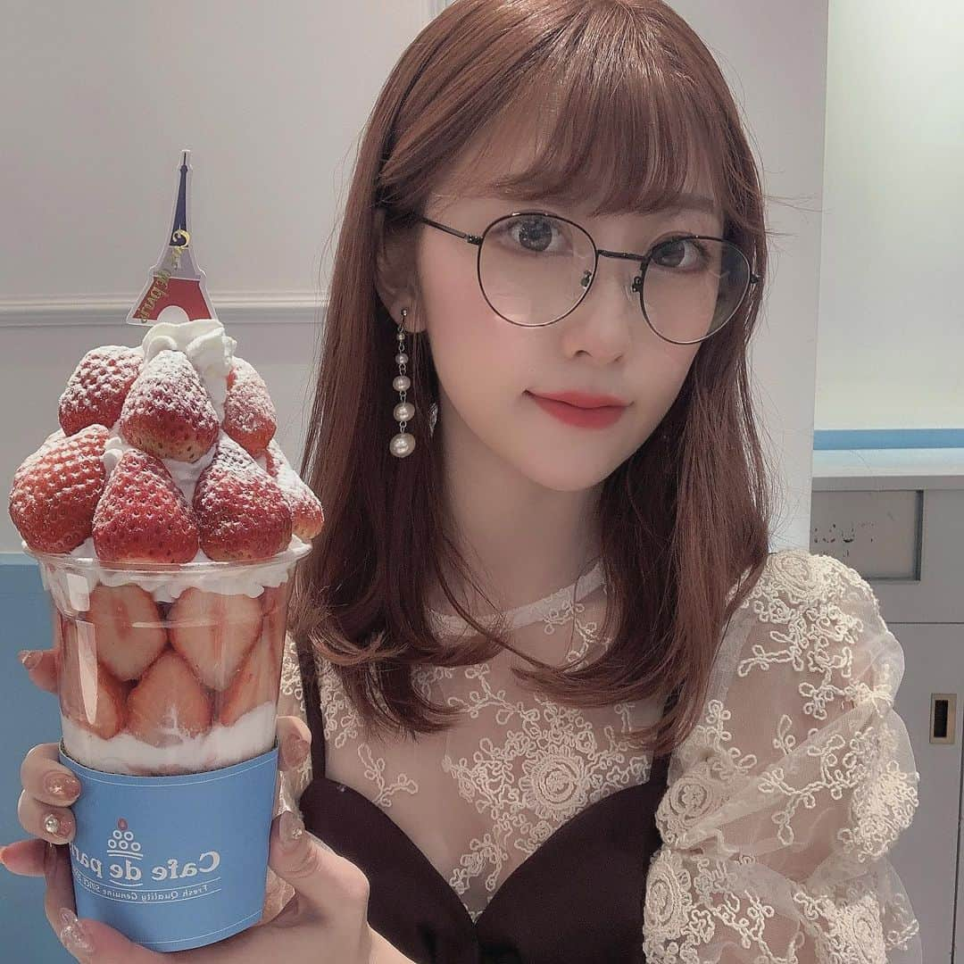 maari watanabe(まありん)さんのインスタグラム写真 - (maari watanabe(まありん)Instagram)「.*⑅︎୨୧┈︎┈︎┈︎┈︎┈︎┈︎┈┈︎┈︎┈︎┈︎┈︎୨୧⑅︎* .  ㅤㅤㅤㅤㅤㅤㅤㅤㅤㅤ 📍東京 新宿 @cafedeparis_japan  ㅤㅤㅤㅤㅤㅤㅤㅤㅤㅤ 今月27日に新宿ミロード店がオープンするそうです🍓 苺とマスカットが大好きなので新店舗も楽しみ〜✨✨ ㅤㅤㅤㅤㅤㅤㅤㅤㅤㅤ .*⑅︎୨୧┈︎┈︎┈︎┈︎┈︎┈︎┈┈︎┈︎┈︎┈︎┈︎୨୧⑅︎* .  #カフェドパリ #cafedeparis #ストロベリーボンボン #新宿カフェ #東京カフェ #苺スイーツ #japanesegirl #japanesefood #japaneseculture  #眼鏡女子」3月9日 18時43分 - manyo_wt