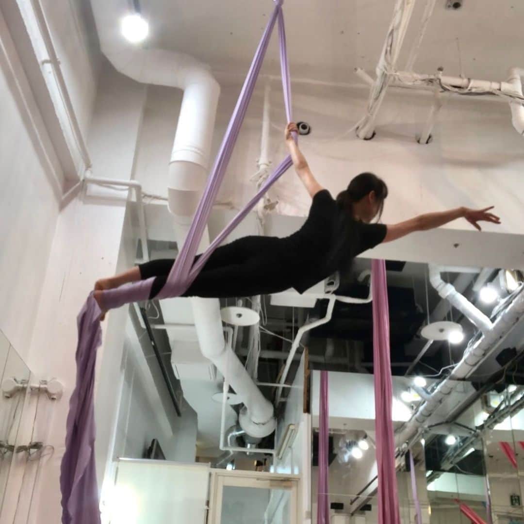 若林美保さんのインスタグラム写真 - (若林美保Instagram)「‪今週のわかみほさんは‬ ‪本日スタンリークラブ‬ ‪金曜日新松戸FIREBIRDで夢のツーマン‬ ‪日曜日博多ロザリウム‬ ‪どっかで会いましょー。‬ ‪動画は今日のレッスンダイジェスト。‬ #aerialsilk  #エアリアルシルク #空中族 #筋肉女子 #スタンリークラブ #新松戸FIREBIRD #夢のツーマンショウ  #博多ロザリウム」3月9日 18時44分 - waka_miho