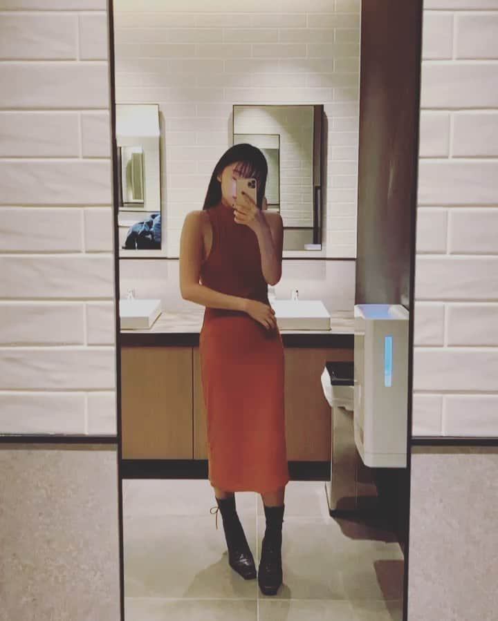 DJ mariennuのインスタグラム：「最近体調を崩していて少し痩せました、が！ 普段鍛えてない人は30越えると二の腕とか二の腕とか二の腕とか食べなくても落ちませんね。二の腕痩せの研究しようかな🧪」