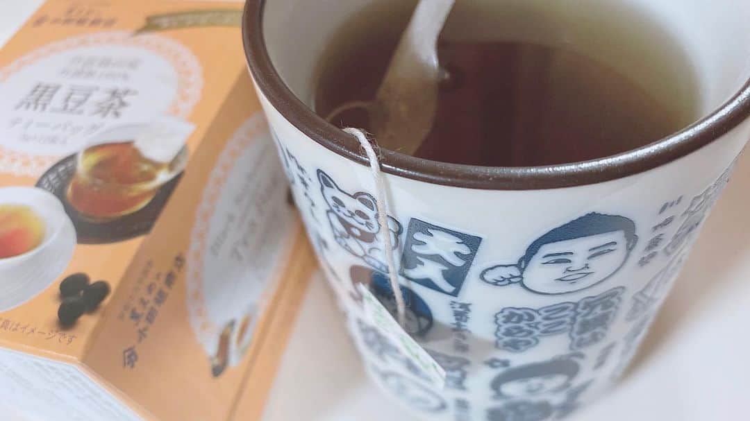小寺真理さんのインスタグラム写真 - (小寺真理Instagram)「#小田垣商店 さんの黒豆茶が好きで 先日このインスタに載せたら 小田垣商店の社員さんが見てくださって (なんとまぁ！ありがとうございます)  私と早苗姉さんに小田垣商店さんが沢山黒豆茶やお豆製品を送ってくださいました。 最高です。  嘘じゃなく、 私も早苗姉さんも毎日一杯は必ず飲んでます♡」3月9日 18時54分 - koteramaricorin