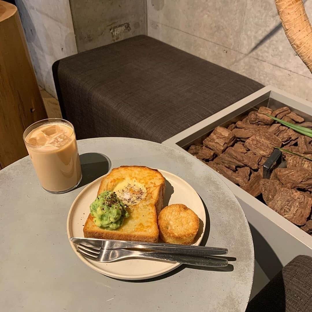 isutaさんのインスタグラム写真 - (isutaInstagram)「朝活にいかが？﻿ あえて身近な『Blue Bottle Coffee』の”ポーチドエッグトースト”がおいしすぎました♡﻿ ﻿ ﻿ トーストは「カタネベーカリー(東京･渋谷区)」のパンを使用しており、コーヒーに合う｢完璧な一枚｣を多くのパンから見つけたそう。﻿ ﻿ ﻿ トーストされた厚切り食パンに、ポーチドエッグがごろんとのっています。﻿ ﻿ ﻿ 外側はカリっと香ばしく、中はふわっとしていて弾力があります。﻿ ﻿ ﻿ 青山カフェは、大きなテーブルにハイチェア、ソファーやテラススペースなども充実しているので、いつもと違った雰囲気で朝食を食べにぜひ行ってみては？﻿ ﻿ ﻿ ［Blue Bottle Coffee 青山カフェ］﻿ 〒107-0062﻿ 東京都港区南青山３丁目１３−１４﻿ 営業時間8：00~19：00﻿ ﻿ ﻿ photo by﻿ @___mrn_157﻿ @asm.mmx﻿ @__neinei__﻿ ﻿ ﻿ ﻿ #isuta #イスタ #isutacafe﻿ #東京カフェ #ブルーボトルコーヒー #青山カフェ﻿ #ブルーボトルコーヒー青山 #bluebottlecoffee ﻿ #表参道カフェ #原宿カフェ #カフェ巡り #モーニング﻿ #朝ごはん #トースト #トーストアレンジ﻿ #テラスカフェ #ポーチドエッグトースト #朝活﻿ #朝カフェ #モーニング」3月9日 18時54分 - isuta_jp