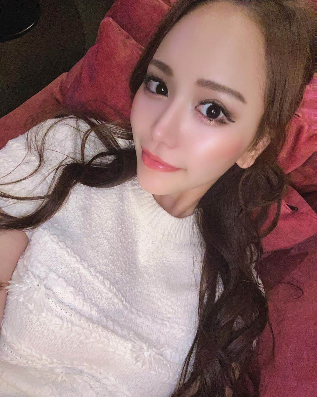 のインスタグラム：「. 休憩・・・😴😴😴😴 裸眼で撮ると画面見えないね😴 . #休憩タイム #休憩中 #chaneldress #ハーフアップ #ハーフアップアレンジ #ハーフアップスタイル  #fabric #新宿ファブリック #ファブリック #ラウンジ #キャバクラ #キャバ嬢 #歌舞伎町 #歌舞伎町キャバ嬢 #桜ゆみ #移籍」