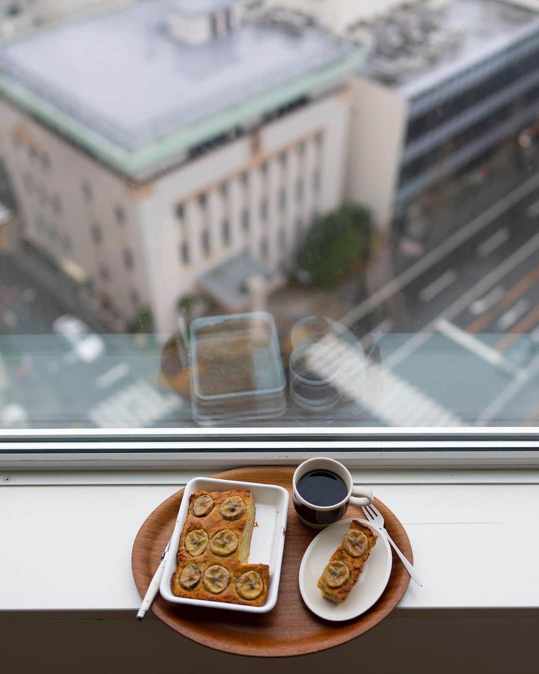 cafe_no_maのインスタグラム：「banana cake . バナナケーキ。特別感はないけれど家にあるもので気軽に作れるオヤツです。今のうちにいろいろ作ってストックしておこう。」