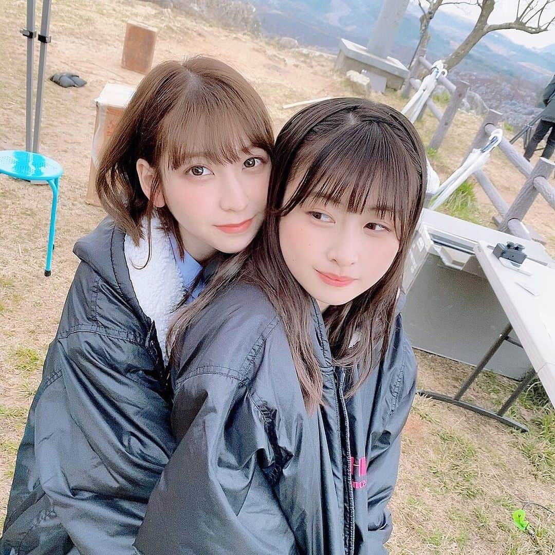 松岡菜摘のインスタグラム：「. . HKT48 13thシングルの発売が 決定しました！わーい！ うれしい！たのしみ！さいこう！ . MV撮影は寒すぎて こんな感じでくっついて 暖をとってたよ☺︎ 私の膝の上のはなちゃん🌼 . カップリングには Chouの曲、MVも収録されます とーーっても楽しみ❤︎ .」