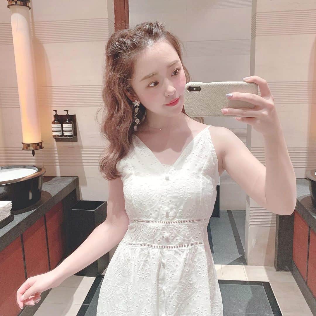 のインスタグラム：「♡ シンガポール🇸🇬で買ったワンピース👗💕 . . ブギスエリアで目的地に向かって歩いてたら たまたま見つけたお店にリゾート服 いっぱい売ってて❣️買って速攻着た☺️ 肩に下げてるシルバーのポシェット?は 海外旅行でスマホケースによく使ってる✨ ポケット無い服が多いから、切符とか ホテルのカードキーも入れられて便利🎶 . . サンダル → バリ島で買ったもの ピアス @voyageur_02 ミニウォレット @birthday_bar . . . . . #ソラコーデ #今日のコーデ #プチプラコーデ #おちびコーデ #リゾートワンピ #リゾートコーデ　#海外旅行 #バリ島土産 #シンガポール 土産 #シンガポール旅行 #シンガポール観光 #ブギス #フラットサンダル #ワンピース #レースワンピース #コットンワンピース #ホワイトコーデ #タビジョ #女子旅 #旅行好きな人と繋がりたい #カペラ #セントーサ島」