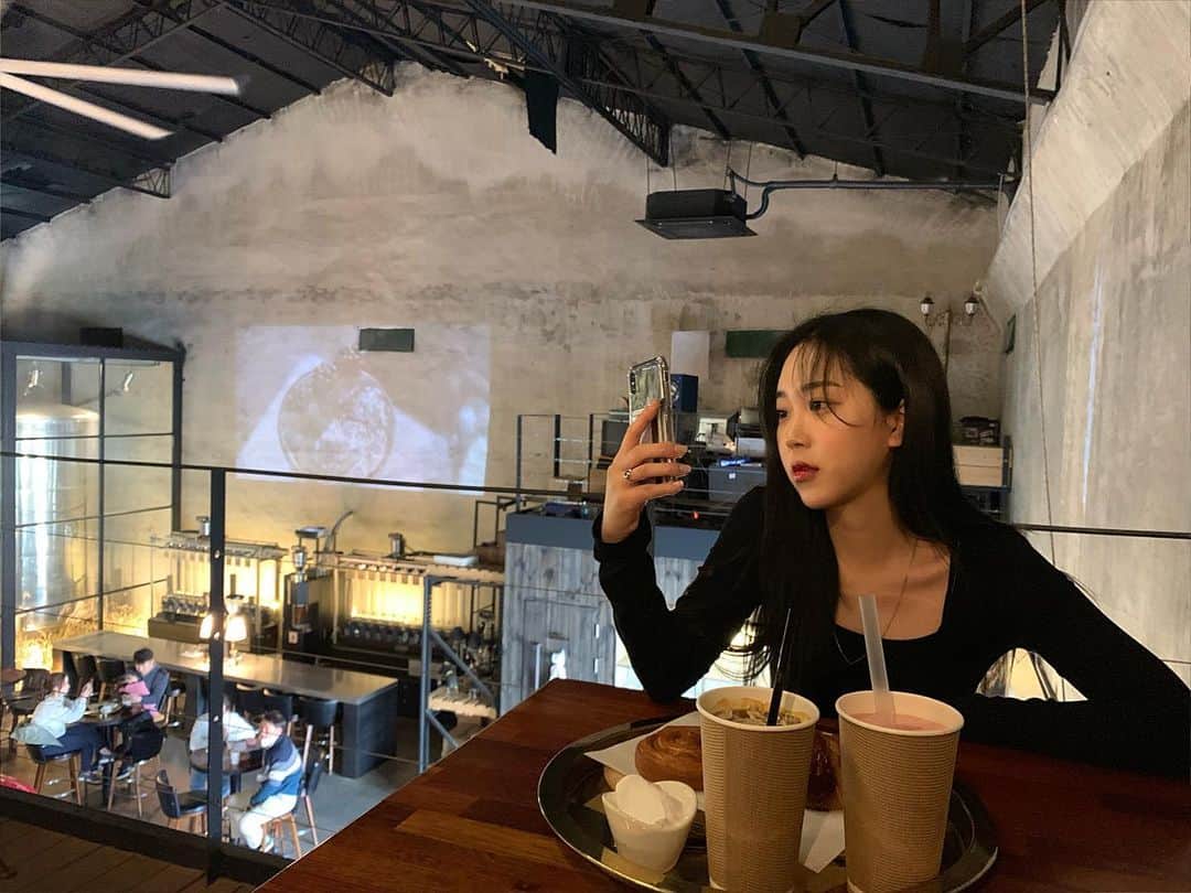 チャ・ユンジのインスタグラム：「✋생존신고🤚 저 잘 살아있어요.. 흑ㅠㅠ 모두들 코로나 조심 또 조심!!😷」