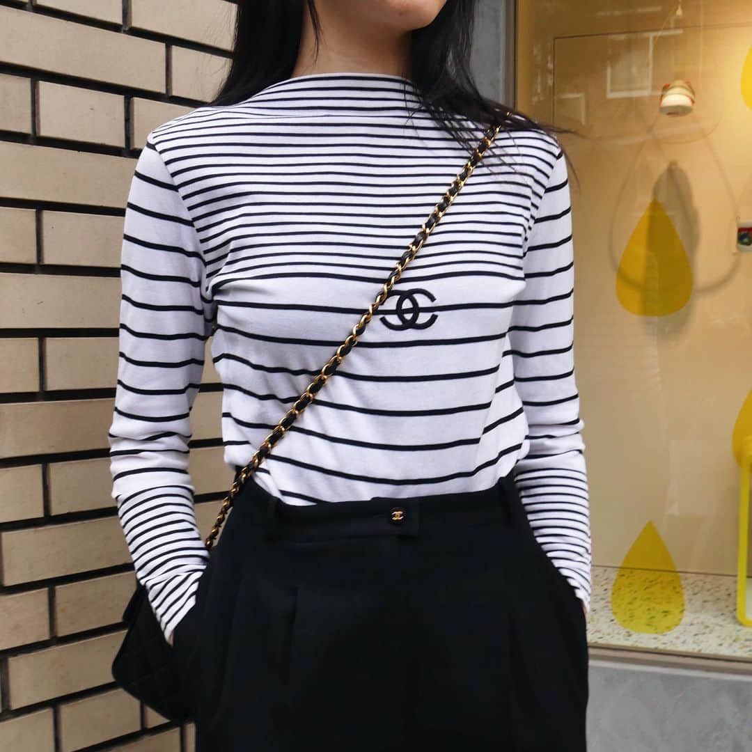 Vintage Brand Boutique AMOREさんのインスタグラム写真 - (Vintage Brand Boutique AMOREInstagram)「Vintage Chanel stripe cotton top. No size description ▶︎Free Shipping Worldwide✈️ ≫≫≫ DM for more information 📩 info@amorevintagetokyo.com #AMOREvintage #AMORETOKYO #tokyo #Omotesando #Aoyama #harajuku #vintage #vintageshop #ヴィンテージ #ヴィンテージショップ #アモーレ #アモーレトーキョー #表参道 #青山 #原宿#東京 #chanel #chanelvintage #vintagechanel #ヴィンテージ #シャネル #ヴィンテージシャネル #シャネルヴィンテージ #amorewardrobe #アモーレワードローブ」3月9日 19時08分 - amore_tokyo