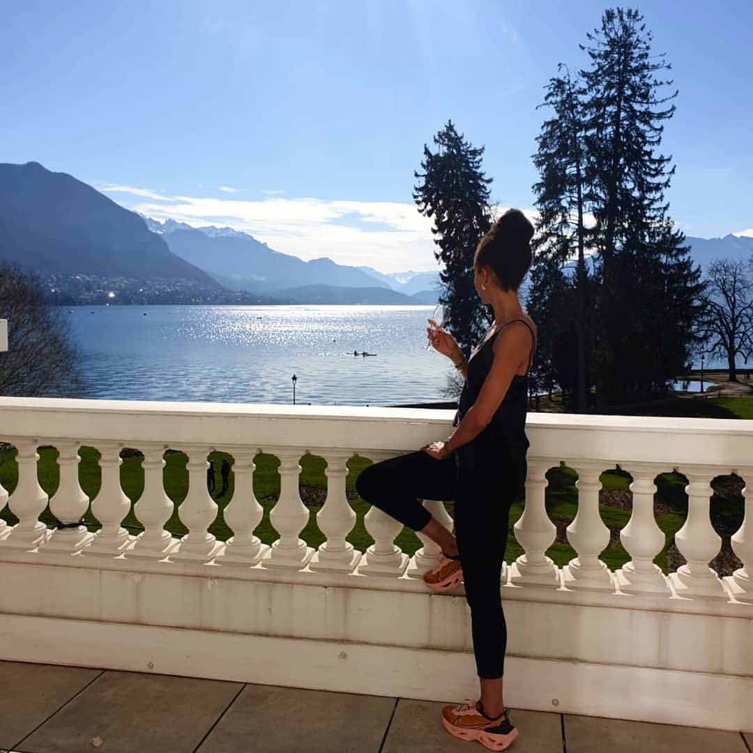 Elea Mariama DIARRAのインスタグラム：「La trentaine : Coucou 👋🏽 . .  Moi : Ah tiens, je t'attendais, je ne savais pas si je serai contente de te rencontrer mais finalement tu as parfaitement commencé ! . . . 1000 mercis à toutes les personnes qui ont pensé à moi hier mais plus largement à tous mes amis et ma famille, présents de près ou de loin dans ma vie.  Merci à @grogorry 💙  #feelingblessed #messoleils  #latrentainecestcommelavingtainemaisavecplusdargent」