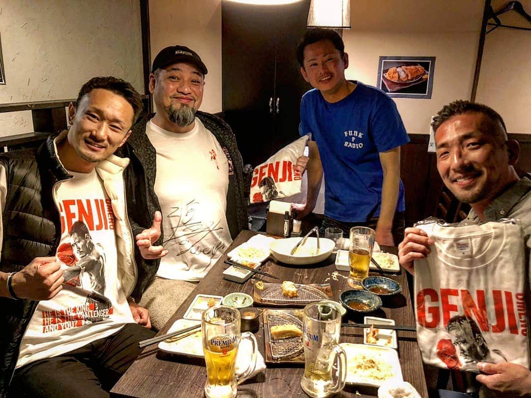 梅野源治のインスタグラム：「昨夜、加藤会長・UZIさん・DJ CAMINOさんとお食事に🍚 マジで楽しい最高の会だった😌 @faith_kickboxing @bizenkou  会長から言われた言葉で昔をいろいろと思い出したな～ (入門時、梅ちゃんは真顔で"俺がムエタイでチャンピオンになれないなんてことがありえるんですか？僕に不可能なことなんてあるんですか？"って聞いてきて驚いたのを覚えてるよw) 俺に不可能なことなんてあるはずがない👊本気でそう思ってたw  #想いはそのままに成長していかないと  そして (俺は梅ちゃんにはPHOENIX時代にたくさんのことを経験させてもらえて本当に感謝してる)とも😢  #思い出したらきりがない #会長ともいろいろあったな～  最高の食事会に感謝！！ #うぇいよー」