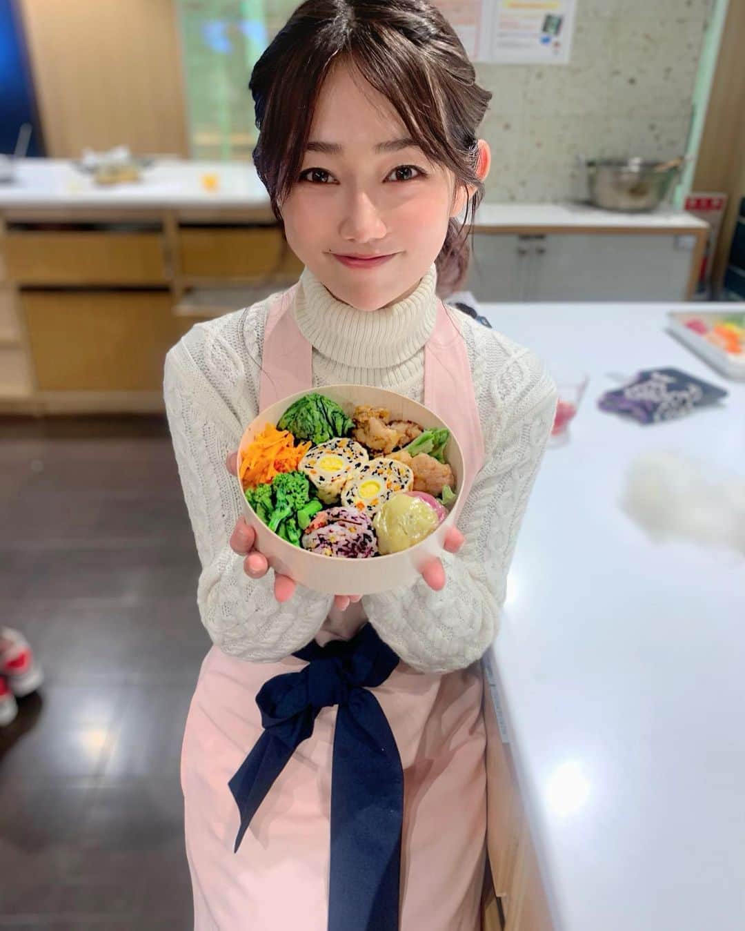 のインスタグラム：「春のお花見🌸お弁当を作ったよ〜！✨﻿ ﻿ ﻿ □2種のおにぎり﻿ □つくねいなり﻿ □柚子胡椒の竜田揚げ﻿ □人参とパプリカのきんぴら﻿ □菜の花のからし和え﻿ □2色茶巾(さつまいも🍠)﻿ ﻿ を作りました！﻿ ゆかりのおにぎりには、﻿ 桜の花も🌸備えてあります！﻿ ﻿ ポイントは、おにぎりに巻くグリーンリーフは﻿ お塩をまぶして置いておくことで、水分を﻿ 引き出しおにぎり🍙を包みやすい状態にします！﻿ きんぴらも、物凄く簡単だったので﻿ お家でも作ってみよう！ごぼう、れんこんを﻿ いれてみても美味しいね🥺﻿ ﻿ ﻿ #ABCクッキング﻿ #手作りお弁当」