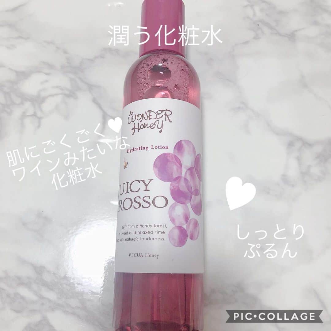 山田あかりさんのインスタグラム写真 - (山田あかりInstagram)「アンバサダーを努めさせていただいているBCLさんから素敵なセットを頂いたよ😍﻿ ﻿ ワンダーハニーラブリップチュ はまた今度動画でレポします❤﻿ ﻿ ︎︎︎︎☑︎#ワンダーハニージューシーロッソ﻿ ﻿ #潤う化粧水 1400円﻿ ﻿ 肌がごくごく飲むように、深部まで浸透してくれる化粧水で肌のハリと透明感を与えてくれるよ❤﻿ シャバシャバ使えて顔だけじゃなくて首や太ももとかにも使ってるんだけど翌朝もっちもち！😍﻿ ﻿ #美容液ジェリー 1600円﻿ ﻿ オールインワンとしても使えて、勿論化粧水とかと合わせて使っても最高🙆🏻👌✨﻿ 化粧水の2倍のワインエキス（濃縮ポリフェノール）で、たっぷりの潤いと美容成分を肌に届けてくれるよ❤﻿ ﻿ #角質ソフナー 1200円(週2-3回がおすすめ)﻿ ﻿ クルクルマッサージするだけで古くなった角質がポロ出てきて翌日の化粧水の浸透や化粧のりが良くなって明るい肌へ導いてくれるよ❤﻿ ﻿ この3つはどれも赤ぶどうを原料にポリフェノールを取り出して濃縮させたワインエキスが配合されていて甘くて良い香りで甘い香りが大好きな人にぜひおすすめ🥰❤﻿ ﻿ ︎︎︎︎☑︎#ワンダーハニー﻿ #コロコロマッサージのすっきり美容液 イチゴ🍓﻿ 1600円﻿ ﻿ これは毎日持ち歩くほど大好きでハマってる！﻿ チューブを押すと苺の香りの美容液が出てくるよ😍﻿ 撮影前とかは絶対にかかせなくて、先端にコロコロがついてるので顔や首筋、鎖骨下などをリンパの流れに沿ってくるくるするだけですごくスッキリして気持ちいい😭✨﻿ ﻿ 目の周りや耳周りが特に気持ちよくて大好き😭﻿ お風呂でもやってるよ！❤﻿ ﻿ #ベジマスク イチゴ🍓洗い流し用マスク 1400円﻿ ﻿ ﻿ 元々大人気の商品に新しく直営店限定でイチゴが登場(🍓´▽`🍓)﻿ イチゴ種子エキスを配合した限定商品はビタミンCやポリフェノールを多く含んでいるから抗炎症、美白、抗酸化、保湿の美容効果が期待出来るよ(*´`)♡﻿ ﻿ ここで﻿ 抗炎症、抗酸化って何？﻿ って思う人もいると思うので今回は抗炎症について紹介🙈﻿ ﻿ ﻿ ・抗炎症﻿ ﻿ アメリカでは、炎症を抑えることが長寿の鍵とも言われていて医学でも抗炎症は注目され慢性的な炎症は、がんや中枢神経系の疾患、メタボリックなど生活習慣病にも繋がっていると解明されつつあります。﻿ 今回紹介する肌の炎症においては、〝重症ではない慢性的な炎症〞に繋がります。﻿ ﻿ まず肌の炎症とは？﻿ → 本来、組織を修復するためのシステム。様々な原因で機能障害を起こした細胞を排除するため、体内では常に自覚症状のない小さな炎症が起きています。﻿ 炎症物質は肌の内部で常に放出され細胞そのものや肌のハリ・うるおいを保つコラーゲン、エラスチンなどの成分にダメージが蓄積しターンオーバーの周期が遅くなると肌老化が進行し美白を妨げ、乾燥やシミ、シワ、たるみなどの肌トラブルを引き起こす原因にもなります😭﻿ ﻿ 炎症の原因とは？﻿ ﻿ 乾燥、寒冷、紫外線、擦り傷、火傷、摩擦、皮膚に合わない成分による赤みやかゆみ、花粉、細菌、ウィルス、疾病、精神的ストレスなど。﻿ ﻿ そこでしっかり保湿しつつ様々な外的刺激から肌を守りつつ抗炎症作用のあるスキンケアで鎮静することが大切です🥰﻿ ﻿ コスパが良くていい香りで癒されつつもちもちな肌にしてくれて、さらに抗炎症も期待できるのは素敵だと思う☆°｡⋆⸜(* ॑꒳ ॑* )⸝﻿ ﻿ #ベキュアハニー #vecuahoney #いいね返しは絶対 #ジューシーロッソ #コロコロマッサージのすっきり美容液 #ベジマスク #イチゴ #美容液 #化粧水 #オールインワン #ポリフェノール #もち肌 #マッサージ #美容 #美容好きな人と繋がりたい #bcl #アンバサダー #イチゴの香り #ピーリング #フェイスパック #ボディパック #ざらつき #くすみ #透明感 #看護師」3月9日 19時27分 - akari030201