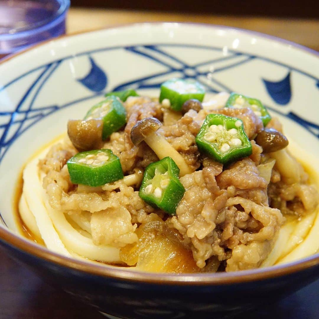 丸亀製麺さんのインスタグラム写真 - (丸亀製麺Instagram)「明日より #店舗限定 で【#牛肉盛りうどん】が発売になります！もちもちのうどんの上に、甘辛く煮付けたお肉の噛み応えとシャキシャキとしたオクラ、ぷ りっとしたしめじ、それぞれ異なる食感が楽しい一品です。是非試してみてくださいね♪ #丸亀製麺 #期間限定」3月9日 19時19分 - marugame_