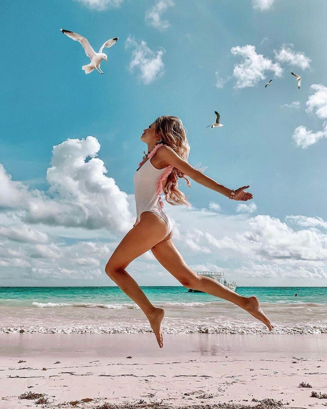 pomeloさんのインスタグラム写真 - (pomeloInstagram)「Pomelo Cover | Flying with seagulls.  @margusha____ shows her creativitives in her Instagram stream. Different from many others, her Instagram style is very consistent, with the vivaciousness.  #pomelocam #pomelocamera #pomeloapp #holidayseason #vacationtime #filters #sunshinecoast #seagullphoto #seasidelover #creativejournal #creativeshoot #filterfun #creativewriting」3月9日 19時25分 - pomelocam