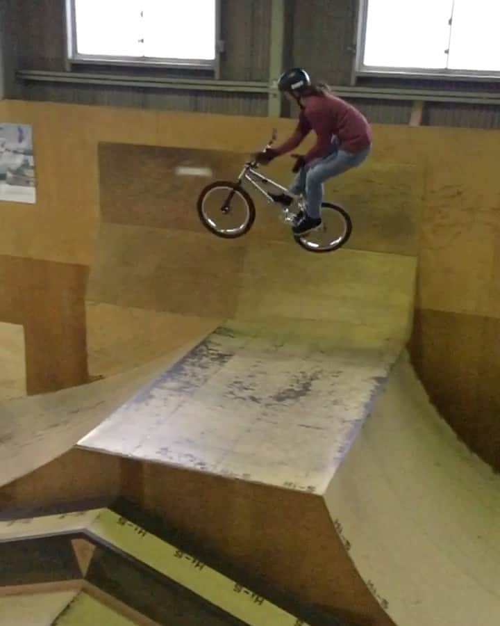 大池水杜のインスタグラム：「B.A.R at @hi_5.skatepark  Thanks @toshiobmx  @visavis_jp #タウン情報おかやま #ライト電業 #bigjohn #bluesakura #slopeshot #bmx #bmxgirl #bmxfreestyle #bmxwomen」