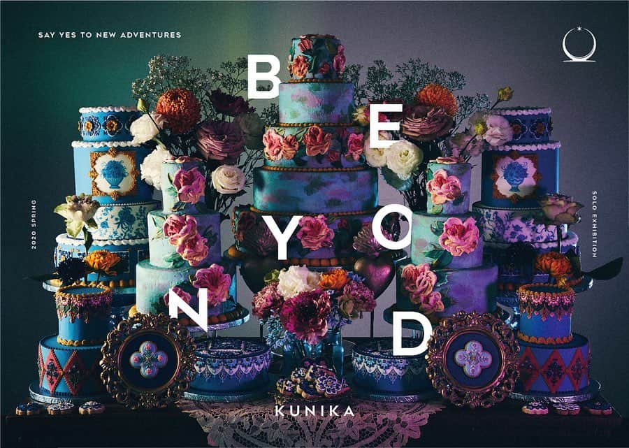 KUNIKAのインスタグラム：「KUNIKA 7TH EXHIBITION﻿ in Japan "BEYOND" ﻿ ﻿ 大変お待たせいたしました。﻿ 2020年春に全国7ヶ所で行う、3年半ぶりの個展のお知らせです。﻿ 皆さま、体調ご無理なさらないよう...お越しいただける方は、心よりお待ちしております。﻿ ﻿ 止まっていた歯車が、ゆっくりと動き出します。 ﻿ 【TOKYO】﻿ 3.27(fri) - 4.6(mon) Entrance¥500(東京のみ)﻿ ※こちらのフライヤー持参で期間中再入場可能﻿ America - Bashi Gallery ﻿ 東京都渋谷区恵比寿南1-22-3 ﻿ TIME：12:00-20:00﻿ (最終日のみ16時まで)﻿ ﻿ 【OKINAWA】﻿ 4.25(sat) - 4.26(sun)﻿ People's Art Gallery﻿ 沖縄県中頭郡北谷町字美浜9-46﻿ ディストーションシーサイドビル1F TIME : 11:00-19:00﻿ (最終日のみ16時まで)﻿ ﻿ 【OSAKA】﻿ 5.2(sat) - 5.6(wed)﻿ Gallery & Space PARADE﻿ 大阪府大阪市中央区南船場4-9-14﻿ 第一丸米ビル2F 205号﻿ TIME : 11:00-19:00﻿ (最終日のみ16時まで)﻿ ﻿ 【MIYAGI】﻿ 5.9(sat) - 5.10(sun)﻿ Merry Merry Christmasland*dia and merilab﻿ 宮城県仙台市青葉区春日町6-15 GIPビル1F﻿ TIME : 11:00-19:00﻿ (最終日のみ16時まで)﻿ ﻿ 【HOKKAIDO】﻿ 5.30(sat) - 5.31(sun)﻿ & vogue Gallery﻿ 北海道札幌市中央区南3条東2丁目6-2 ﻿ TIME : 11:00-19:00﻿ (最終日のみ16時まで)﻿ ﻿ 【AICHI】﻿ 6.6(sat) - 6.7(sun)﻿ THE APARTMENT STORE﻿ 愛知県名古屋市中区栄5-23-9﻿ TIME : 11:00-19:00﻿ (最終日のみ16時まで)﻿ ﻿ 【FUKUOKA】﻿ 6.13(sat) - 6.14(sun) gallery & cafe 空の色﻿ 福岡県福岡市中央区赤坂3-6-37﻿ TIME : 11:00-19:00﻿ (最終日のみ16時まで)﻿ ﻿ Photograph： @kashii_____k ﻿ Design：PHOTINO﻿ Flower： @naoten10 ﻿ ﻿ ﻿ ﻿ #kunika7thbeyond﻿ #artofkunika #sugarcookies #decoratedcookies #cookieart #decoratedsugarcookies #royalicing #royalicingcookies #cookiedecorating #customcookies #cookiesofinstagram #cookiedesign #cookieartist #sugarcake #bespokecake #bespokecakes #instacookie #アイシングクッキー」