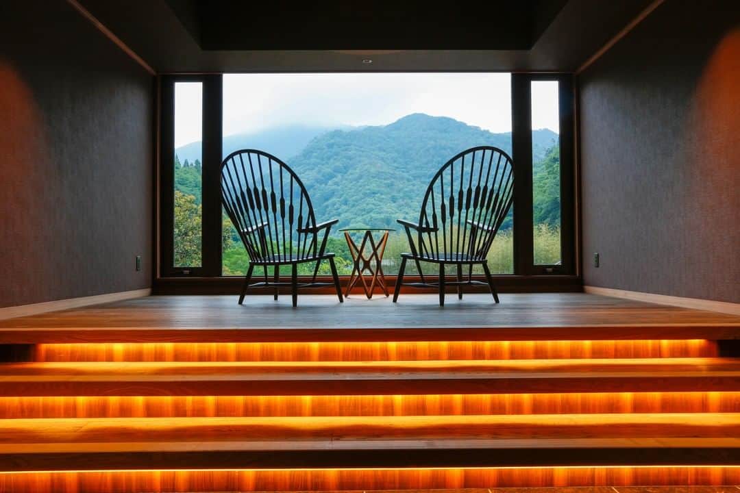 Relux | リラックスさんのインスタグラム写真 - (Relux | リラックスInstagram)「次の旅行で行きたい！憧れの旅館・リゾートをご紹介します。 . 📍湯山荘 阿讃琴南 . Reluxランキング2019 四国BEST1の宿✨ . 川の風、山の音を感じ、ふるさとの山々を臨む本館客室は全19室。 里山の別荘へと誘う架け橋を渡って、 旧き佳き里の趣と暖炉や囲炉裏の温もりに包まれた理想の休日をお過ごしください。 . #湯山荘阿讃琴南 #香川県 #阿讃琴南 #香川県旅行 #琴平旅行 #琴平観光 #こんぴらさん #ドッグフレンドリー #露天風呂付き客室 #四国旅行 #国内旅行 #週末旅 #週末旅行 #大人の休日 #記念日旅行 #誕生日旅行 #温泉旅行 #旅館 #温泉旅館 #ホテル #ラグジュアリーホテル #リゾート #リゾートホテル #旅スタグラム #旅行好きな人と繋がりたい #unknownjapan #japantravelphoto」3月9日 19時30分 - relux_jp