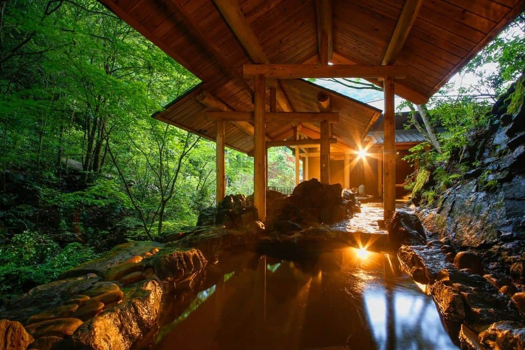 Relux | リラックスさんのインスタグラム写真 - (Relux | リラックスInstagram)「次の旅行で行きたい！憧れの旅館・リゾートをご紹介します。 . 📍湯山荘 阿讃琴南 . Reluxランキング2019 四国BEST1の宿✨ . 川の風、山の音を感じ、ふるさとの山々を臨む本館客室は全19室。 里山の別荘へと誘う架け橋を渡って、 旧き佳き里の趣と暖炉や囲炉裏の温もりに包まれた理想の休日をお過ごしください。 . #湯山荘阿讃琴南 #香川県 #阿讃琴南 #香川県旅行 #琴平旅行 #琴平観光 #こんぴらさん #ドッグフレンドリー #露天風呂付き客室 #四国旅行 #国内旅行 #週末旅 #週末旅行 #大人の休日 #記念日旅行 #誕生日旅行 #温泉旅行 #旅館 #温泉旅館 #ホテル #ラグジュアリーホテル #リゾート #リゾートホテル #旅スタグラム #旅行好きな人と繋がりたい #unknownjapan #japantravelphoto」3月9日 19時30分 - relux_jp
