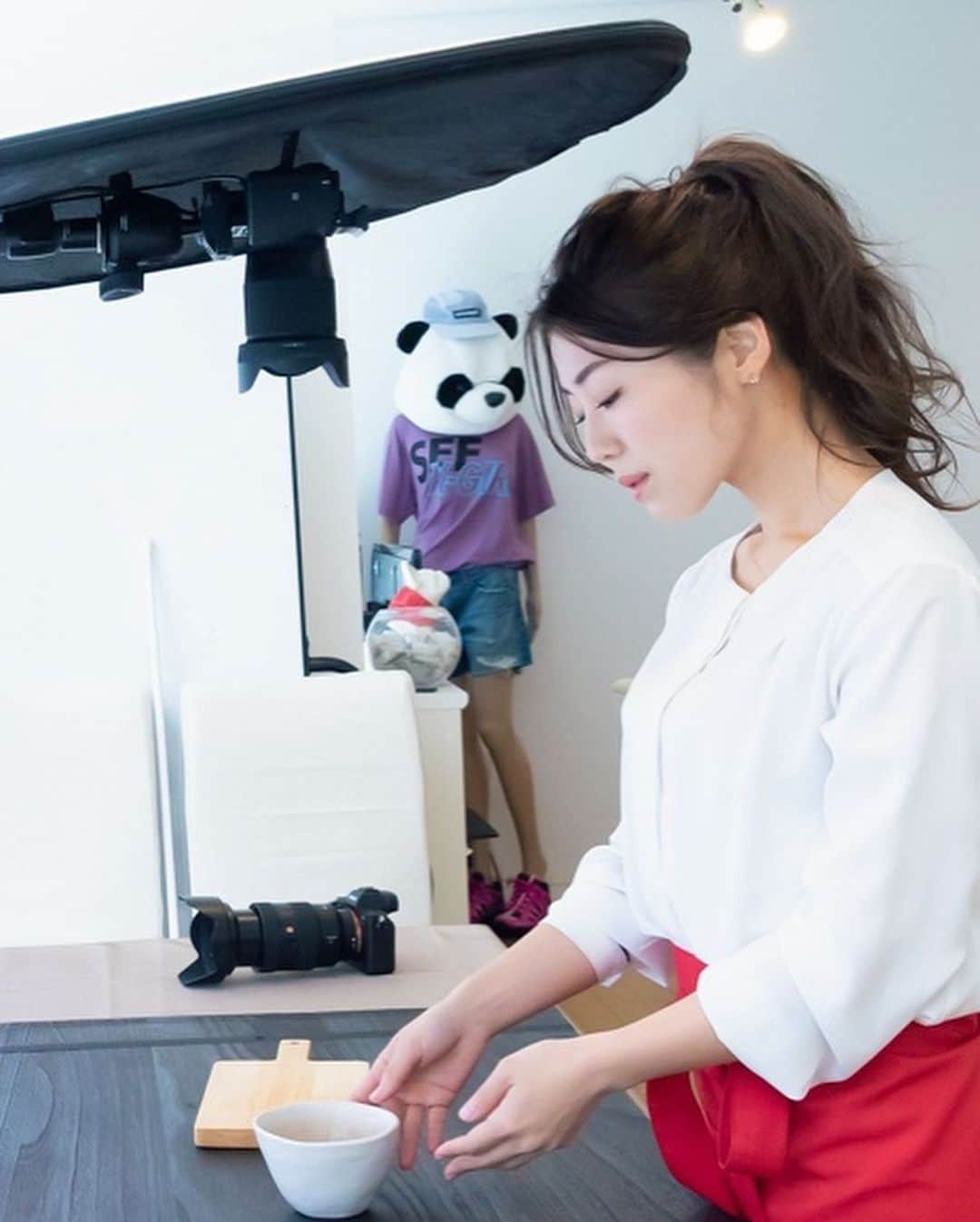 yuu sakuraiさんのインスタグラム写真 - (yuu sakuraiInstagram)「こんばんは☆ またまた大きな企業のCM出演をさせて頂く事になり、 皆さんに嬉しいご報告が出来そうです！  今回もメインの役をさせて頂けるということで緊張が高まりますが しっかりと頂いたお仕事をこなしていけるように頑張ります！  また演技に関しては今まで学ぶことのなかったジャンルなので、 タレントやMCとして活躍している  MK CAFEのオーナー菊池さんの奥様サオリさんに声の出し方や強弱の付け方など学ばせて頂いています！  @kiku_tokyo  @saorian  サオリさんのご紹介で出逢わせて頂きました福山監督。 いつも素敵なお仕事をありがとうございます☆ @fukuyamakoki  撮影は明日。 この後も明日のカフェの営業とともに準備を進めていきます☆  #フォトグラファー @d_morita  いつも駆けつけて下さり素敵なお写真を撮ってくれる森田さん。 ありがとうございます☆ これからも宜しくお願い致します！  #cm #ラボット #撮影 #鯖バーガー #フードコーディネーター #healthyfood #healthy #演技 #現場記録 #photo  #食育インストラクター #テーブルコーディネーター  #japanese」3月9日 19時34分 - food_yuu