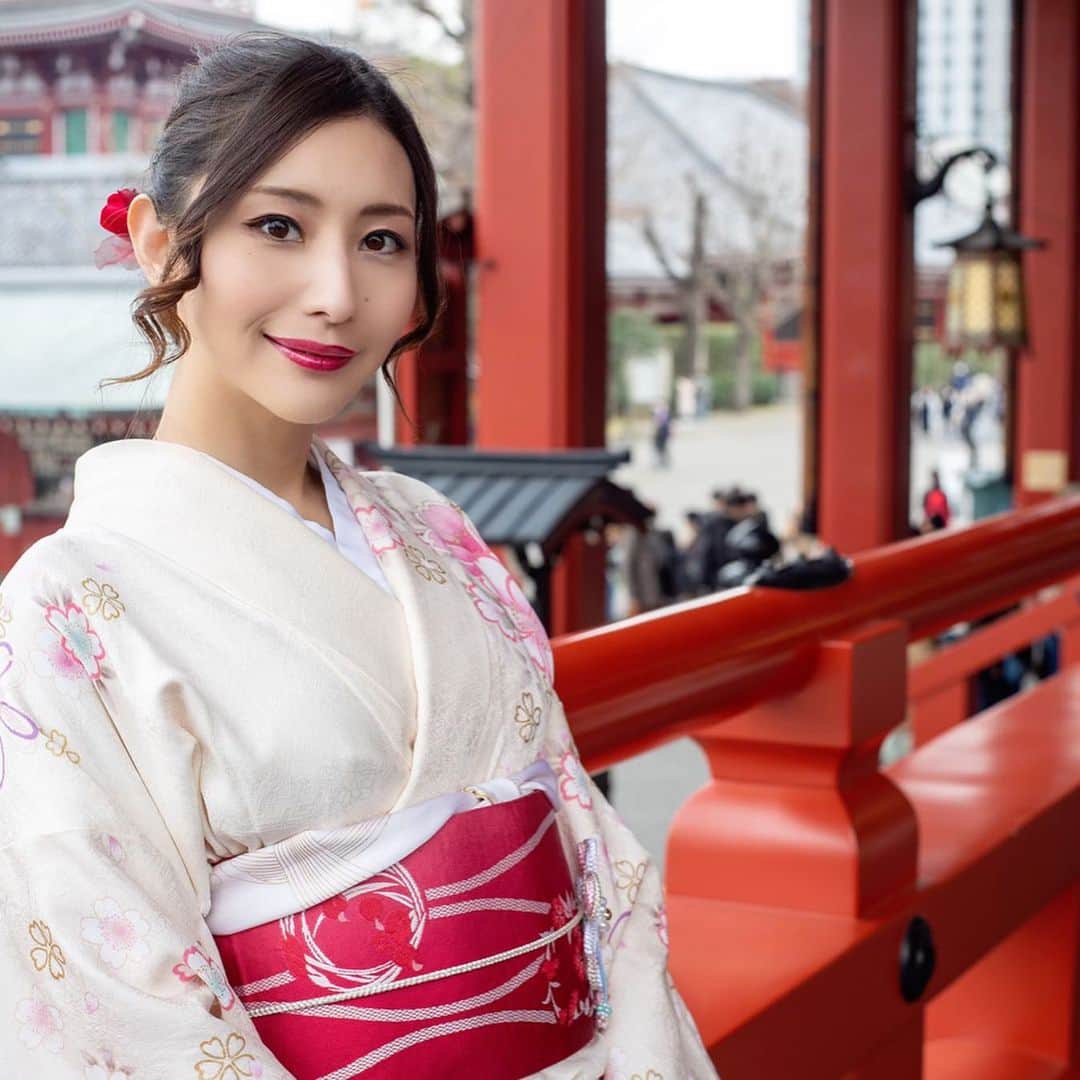 青山千夏さんのインスタグラム写真 - (青山千夏Instagram)「昨日上げた打ち掛けの中に着ていた振袖👘 やっぱり日本の文化っていいよね🥰❤️ 着物も大好きだし、お寺も大好き🥺 小さい頃から歴史が好きだからかな👼✨ . またお着物着たいなあ💭 次着るときは留袖かな😂 . . . . #振袖 #振り袖 #着物 #和服 #日本文化 kimono #japaneseculture #furisode  #japanesegirl」3月9日 19時41分 - chinatsu_aoyama0819