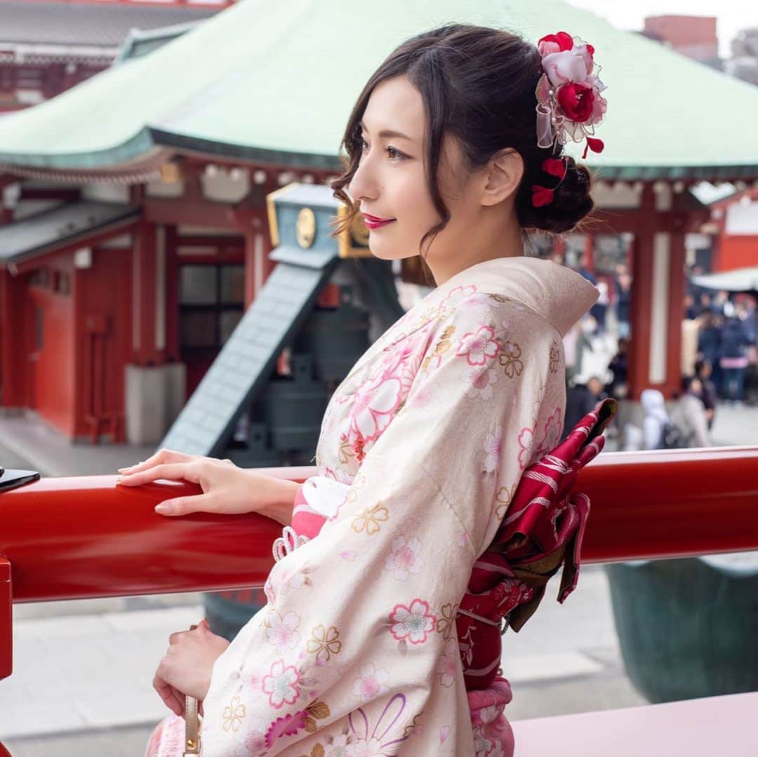 青山千夏さんのインスタグラム写真 - (青山千夏Instagram)「昨日上げた打ち掛けの中に着ていた振袖👘 やっぱり日本の文化っていいよね🥰❤️ 着物も大好きだし、お寺も大好き🥺 小さい頃から歴史が好きだからかな👼✨ . またお着物着たいなあ💭 次着るときは留袖かな😂 . . . . #振袖 #振り袖 #着物 #和服 #日本文化 kimono #japaneseculture #furisode  #japanesegirl」3月9日 19時41分 - chinatsu_aoyama0819
