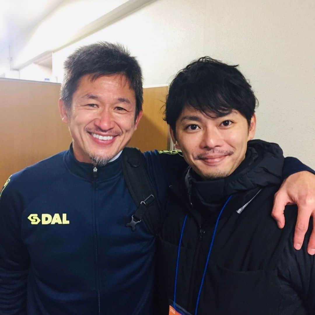 今井翼さんのインスタグラム写真 - (今井翼Instagram)「永遠のスーパースター  今年も横浜FCを応援してます！  #カズさん #スーパースター #憧れの存在 #生き様 #かっこいい #渋い #日本リーグチップス #Jリーグチップス #カズさん出たとき #超絶嬉しかった #King #11 #KAZU #三浦知良 #22 #MATSUI #松井大輔 #親友 #松井くんありがとう! #Jリーグ #横浜FC #ニッパツ三ツ沢球技場 #応援しましょう!  #リトル今井」3月9日 19時42分 - tsubasaimai_official