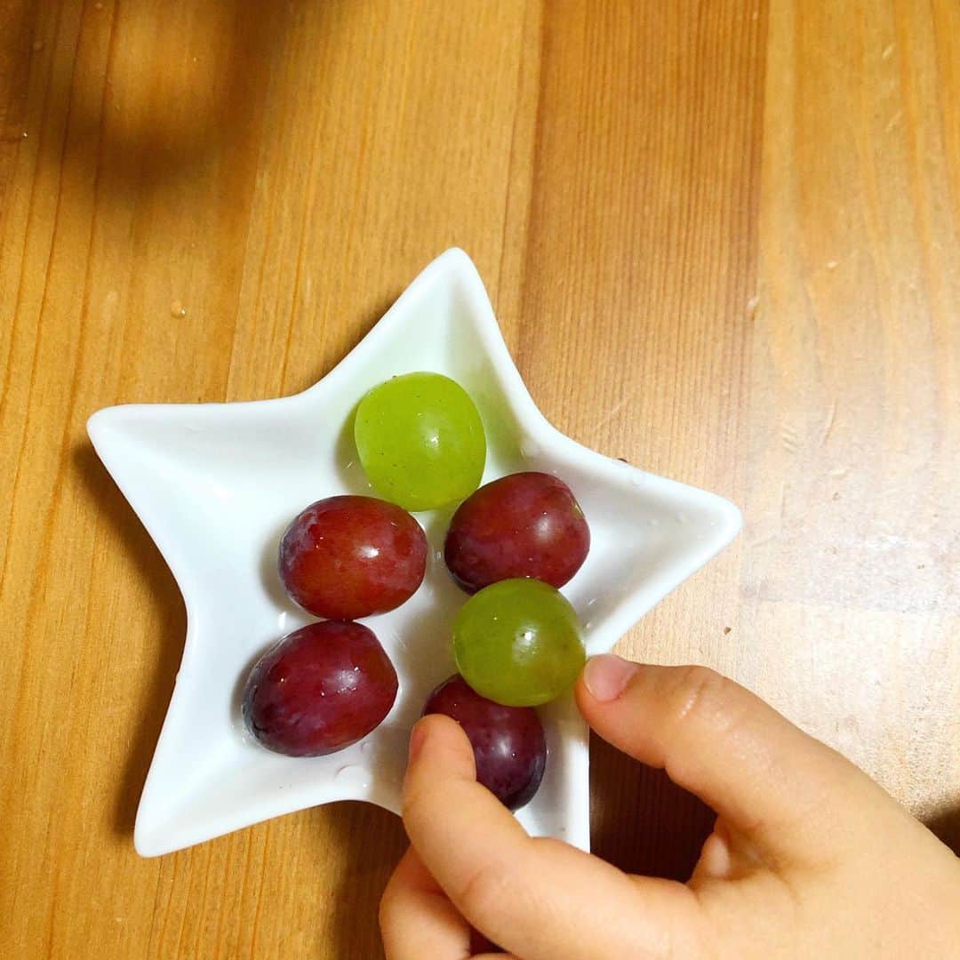 ungrid_yurieさんのインスタグラム写真 - (ungrid_yurieInstagram)「. この頃ぶどうブーム🍇 👦🏻"緑が5個で〜紫が5個ね！" って言ってくる . #grape#種なしぶどう あ、昨日で #3歳半」3月9日 19時45分 - chiku_y34