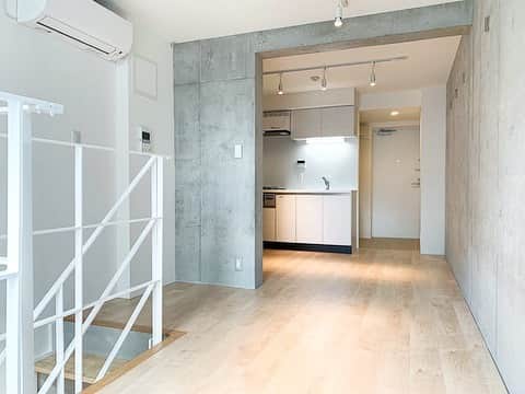 グッドルームさんのインスタグラム写真 - (グッドルームInstagram)「▼⁠ステップを重ねて⁠ ⁠ ⁠代々木上原の新築マンション。響きが良いこと……！⁠ ⁠ -------------------⁠ ⁠ 東京 #代々木上原 1LDK 41.7㎡⁠ ⁠ コンクリート打ちっ放しのデザイナーズ。⁠ メゾネットタイプの1LDKです。⁠ ⁠ 階段の美しさが他のお部屋とは段違い。⁠ 白と木材のデザイン、そして緩いカーブ。⁠ ⁠ 個人的にとてもツボでした。⁠ ⁠ ⁠ 高級感のあるデザイン、便利な立地、⁠ 充分な設備。⁠ ⁠ 豊かな生活が待っています。⁠ ⁠しかも礼金なしなんて、これは誘惑です……。 ・⁠ こちらの物件は実際に住めるお部屋です。詳細はストーリー、ハイライトにて！⁠ ・⁠ こだわりのお部屋探しは、@goodroom_jp から URLをチェック！⁣⁣⁣⁣⁣⁣⁣⁣⁣⠀⁣⠀﻿⁠ ・⠀﻿⁠ ※最新のお家賃につきましては、リンク先物件ページからご確認ください。⁠ ⁠・⁠」3月9日 19時46分 - goodroom_jp