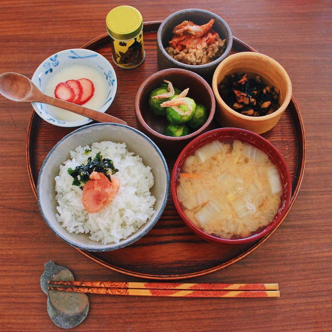 Kaori from Japanese Kitchenさんのインスタグラム写真 - (Kaori from Japanese KitchenInstagram)「重ね小鉢とご飯のお供達。少しずつ、確実に春が近づいていますね。 ・ こんばんは。 いつかの朝ごはん。 最近、投稿しようと思っていたら ダラダラしてタイミングを逃し続けてました… ごはんのお供たちを並べた朝ごはん。 なかなか外出しづらいですが 春野菜をスーパーで見かけるようになり 季節はちゃんと進んでいるんだな、と実感。 杏仁豆腐にいちごをのせたら美味しかった☺ 今日の薬膳走り書きはいちごです。 ごちそうさまでした。 ・ 突然ですが @stand_fm で音声配信をはじめました。小さなラジオという位置づけで早速いろいろとアップしてます。もともと喋るのは好きだしTwitterで使っている人を見て面白いなーと思い、勢いで始めました🤣 インスタでいただいた質問にお答えしたり、 なぜ料理ができるようになったのか？といった料理の話だけでなく、インスタの裏話や一人旅で感じた世の中の変化などなど、雑多でかつ勝手気ままに配信していく予定です。文字だけでは伝えられないことを話せたらなと思ってます。ラジオは作業しながら聞き流せるのがよき◎ 時間が有り余ってる方、ラジオフリークの方、喋りの改善点を指摘してくれる方はぜひ遊びにきてください。 今日からの配信は関西弁で話してます🤭 以上、お知らせでした。 ・ 【おしながき】 韓国のりフレークと明太子ごはん 白菜とにんじんのお味噌汁 キムチ納豆 ひじきと大豆の煮物 芽キャベツと桜エビのオリーブオイル炒め いちごと杏仁豆腐 @yakuzenshop ・ Hi from Tokyo! Here's Weekend Japanese breakfast:Baked rice w/ Mentaiko(cod roe) on top, miso soup, almond milk jerry w/ strawberry as a dessert. ・ ・ 2020.03.09 Mon ・ ・ #japanesemeal #japanesefood #washoku #breakfast #朝ごはん #おうちごはん #早餐 #아침밥 #薬膳 #うつわ #和食器 #japonais #自炊 #小澤基晴 #佐藤もも子 #平岡仁」3月9日 19時54分 - coco_kontasu