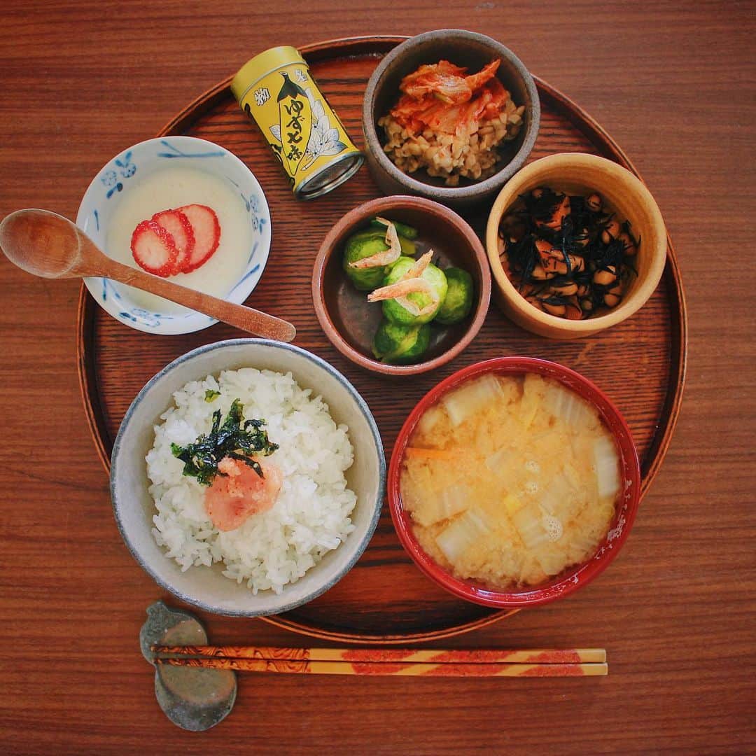 のインスタグラム：「重ね小鉢とご飯のお供達。少しずつ、確実に春が近づいていますね。 ・ こんばんは。 いつかの朝ごはん。 最近、投稿しようと思っていたら ダラダラしてタイミングを逃し続けてました… ごはんのお供たちを並べた朝ごはん。 なかなか外出しづらいですが 春野菜をスーパーで見かけるようになり 季節はちゃんと進んでいるんだな、と実感。 杏仁豆腐にいちごをのせたら美味しかった☺ 今日の薬膳走り書きはいちごです。 ごちそうさまでした。 ・ 突然ですが @stand_fm で音声配信をはじめました。小さなラジオという位置づけで早速いろいろとアップしてます。もともと喋るのは好きだしTwitterで使っている人を見て面白いなーと思い、勢いで始めました🤣 インスタでいただいた質問にお答えしたり、 なぜ料理ができるようになったのか？といった料理の話だけでなく、インスタの裏話や一人旅で感じた世の中の変化などなど、雑多でかつ勝手気ままに配信していく予定です。文字だけでは伝えられないことを話せたらなと思ってます。ラジオは作業しながら聞き流せるのがよき◎ 時間が有り余ってる方、ラジオフリークの方、喋りの改善点を指摘してくれる方はぜひ遊びにきてください。 今日からの配信は関西弁で話してます🤭 以上、お知らせでした。 ・ 【おしながき】 韓国のりフレークと明太子ごはん 白菜とにんじんのお味噌汁 キムチ納豆 ひじきと大豆の煮物 芽キャベツと桜エビのオリーブオイル炒め いちごと杏仁豆腐 @yakuzenshop ・ Hi from Tokyo! Here's Weekend Japanese breakfast:Baked rice w/ Mentaiko(cod roe) on top, miso soup, almond milk jerry w/ strawberry as a dessert. ・ ・ 2020.03.09 Mon ・ ・ #japanesemeal #japanesefood #washoku #breakfast #朝ごはん #おうちごはん #早餐 #아침밥 #薬膳 #うつわ #和食器 #japonais #自炊 #小澤基晴 #佐藤もも子 #平岡仁」
