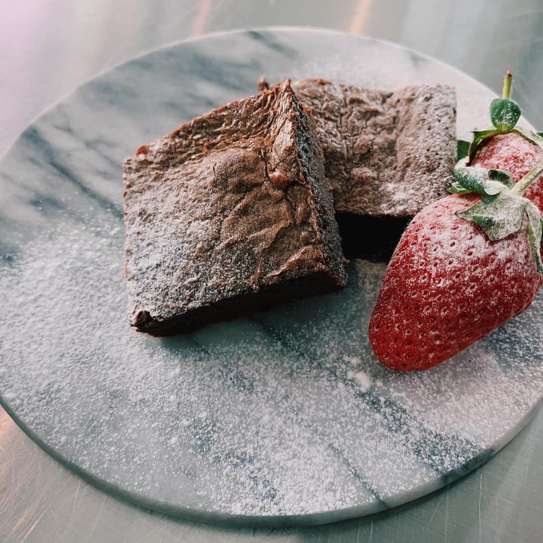 水嶋ヒロのインスタグラム：「Hiro-Meshi ☺︎ #17 How To Cook “CHOCOLATE BROWNIE” Japanese Home-Style Cooking. #NewEpisode #17 #Uploaded #新エピソード #更新 #youtubechannel #hiromizushima #hiromeshi #ヒロメシ #水嶋ヒロ #ブラウニー #chocolatebrownie #brownie #japanesehomestylecooking #家庭料理 #初心者 #beginner #BANZAIJAPAN #music」