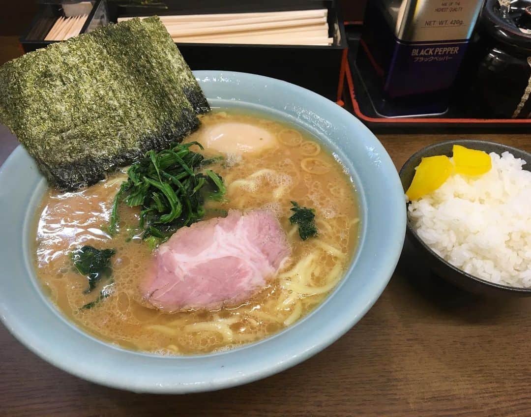 斉藤祥太のインスタグラム：「ここのラーメンは最高っすね♪ にんにくがまた👍 オイニーはツイキー😂 #すずきや #ラーメン #にんにく臭 #斉藤祥太」