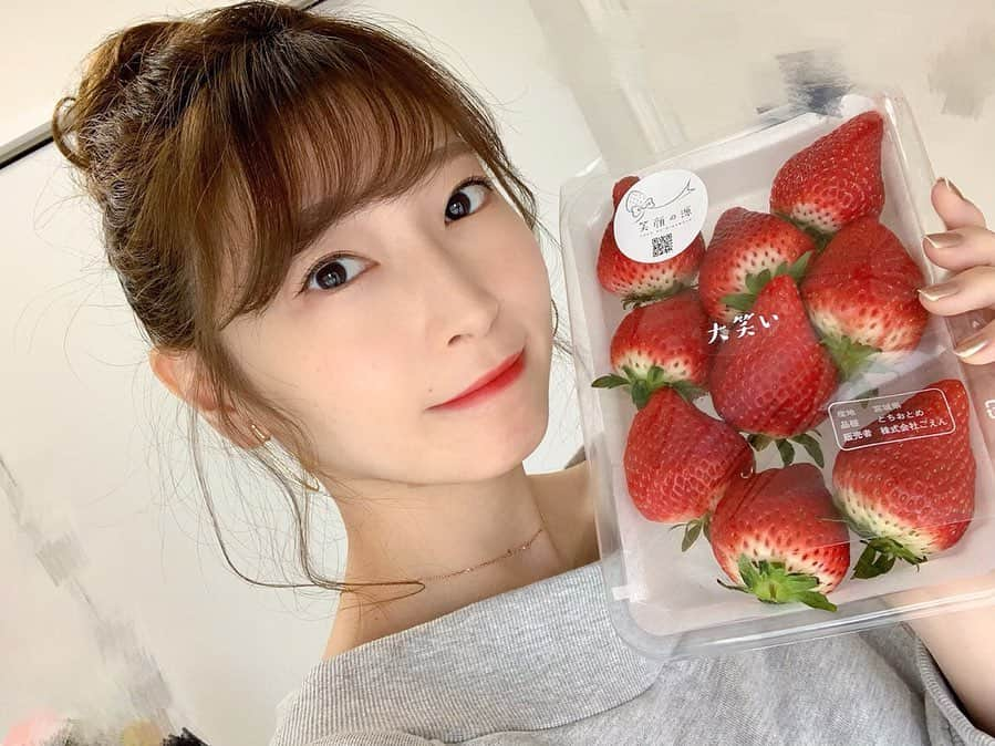 大矢真那さんのインスタグラム写真 - (大矢真那Instagram)「笑顔の源といういちごいただきました☺️🍓 一粒が大きくてすごく甘いので自分用のご褒美にもギフトにもいいかもって思った🥺 もうすぐホワイトデーなのでおすすめです☺️ #笑顔の源 #イチゴ #いちご #ホワイトデー #ギフト #pr #🍓」3月9日 20時00分 - masana_oya