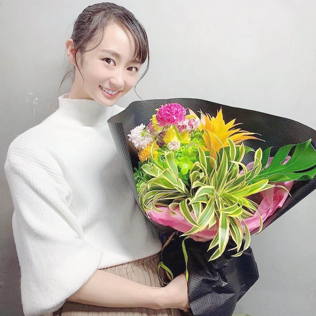 筒井萌子のインスタグラム：「* 舞台版『女医レイカ』無事に終演致しました👩🏻‍⚕️💉 ご来院頂きました方々ありがとうございました🙇‍♀️ 坂口健太郎さん・渡辺裕之さん・塩谷瞬さんも見に来て下さりました。 私は今まで天真爛漫な役が多かったので今回の役は挑戦でもありやってみたかった役でもありました。 ・ 私の演じた白鳥清美という役はナースで 憧れだったナースになったものの、 色々な苦悩に直面して働いてる意味さえも見失ってしまっているような女性でした。 今回、実際に看護師として働いている方の書き込みを読んだりしましたがセクハラ・パワハラ・残業・人間関係に悩んでいる方が本当に多くて患者さんのケアよりも自分自身がボロボロになってしまっている人が多いのだと知りました。 きっと他の職種でも同じような悩みを抱えながら働いてる方は沢山いると思います。 そこで救いの手を差し伸べるてくれる氷室レイカ先生がいて前向きになっていくという物語。(ざっくり) 正直、役と向き合うことによって私自身すぐイライラしてしまったり情緒不安定になったりしんどかったりしたけど 舞台をやってお客様から貰い泣きしたとか共感して頑張ろうと思えた、救われた。 って感想を沢山もらえて私はこの役をやらせてもらえて本当に良かったなと思いました✨ ・ 木村ひさし監督のもとでできたこと 剣名舞先生の原作に携われたこと キャストの皆さんに助けてもらいながら 白鳥清美という役を最後まで全力で演じられたこと、とっても幸せでした。 関わってくださったスタッフさん・お客様ありがとうございました。 ・ 何か一つでも見に来てくださった方々に伝わっていたらいいなと思います。 本当にありがとうございました😊 今日からまた切り替えて頑張ります♪♪ ・ #木村ひさ詩 を一人ひとり頂いたのだけど ランダムと思えないくらい私にぴったりな言葉で涙😢 これからこの言葉に救われる事沢山ありそう。 また携われるよう精一杯頑張ろう☺️ #女医レイカ」