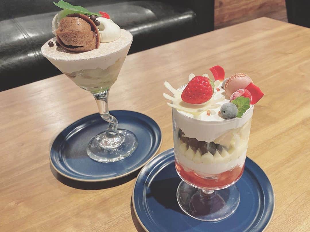 のインスタグラム：「✿.* . . . 🍓胡京( @s.komachi_kanazawa.japan )🍓 . ショートケーキをモチーフにした牡丹🍰 期間限定でチョコバナナパフェの琥珀🍫 . 美味しすぎてスタンディングオベーションでした😭 しかも見た目もかわいい、、、🥺💓 . 今日はチートDayだから好きな物 たくさん食べれて幸せだったなぁ～🤤 . また明日から糖質制限頑張るぞっ🙌🏻✨ . . . #胡京 #金沢カフェ #金沢旅行  #金沢夜カフェ #夜カフェ #カフェ  #カフェ巡り #パフェ #パフェ活  #いちごパフェ #チョコバナナパフェ  #kokyo #cafe #parfait #trip  #japantravel #cafestagram  #あいちん #秋波愛 🐇🎀」