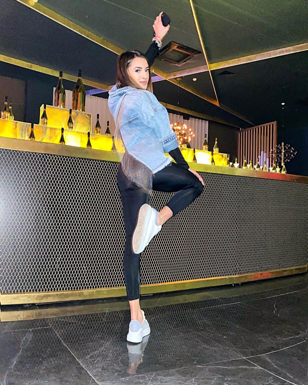 ラリサ・ヨルダケのインスタグラム：「enjoy you're life💜 #mood • Geaca de la @lrn.concept.store 🥰」