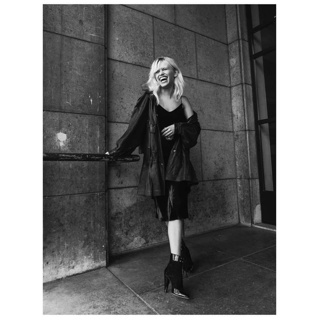 デニズテルリさんのインスタグラム写真 - (デニズテルリInstagram)「Look at that big bright smile.... love @julialuca ‘s happy face, whilst wearing the Madonna lace up booty.  Pic @michelemargot  Styling @palomargaritha #muh @cindydevogel  #denizterli #michelevanvliet #madonna #laceupboots #patentleather #blondeshavemorefun #handmade #designershoes #luxuryfootwear #istanbul #rotterdam」3月9日 20時17分 - deniz_terli