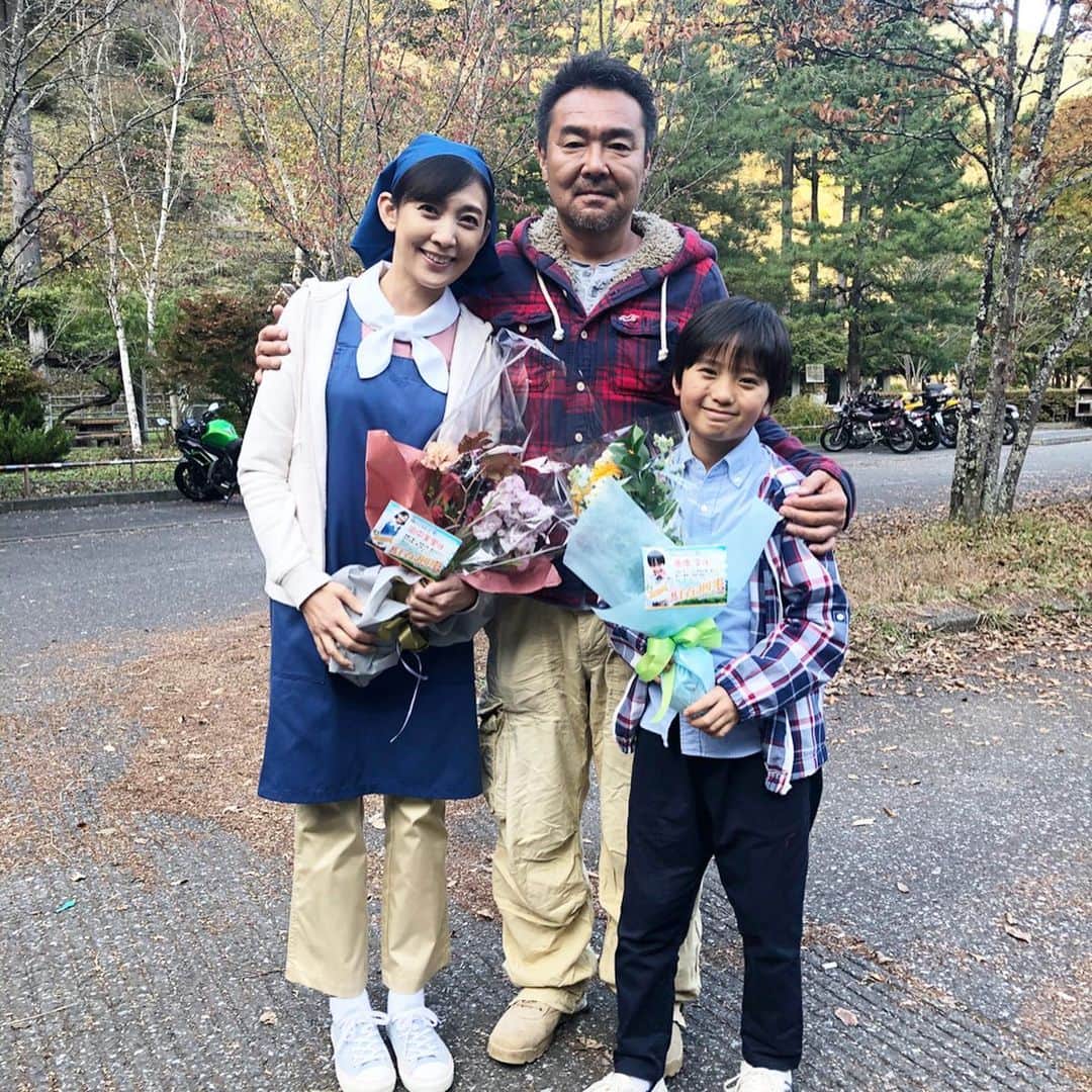 田中美里さんのインスタグラム写真 - (田中美里Instagram)「駐在刑事season2﻿ 公式SNSが「らせんの迷宮」とバトンタッチされました。﻿ ﻿ 私も最後の想い出写真、一気に載せちゃいますね。﻿ （スワイプしてくださいね）﻿ ﻿ 寺島進さんはじめseason1からの出演者とスタッフの素晴らしいチームワークの中に途中から参加できたこと嬉しく思っています。﻿ ﻿ 次に始まるドラマ「らせんの迷宮」もとても面白そうですね。﻿ ﻿ 引き続き、チェキラ！（←わかる人にはわかるかな）﻿ ﻿ ﻿ #テレビ東京系﻿ #駐在刑事season2 ﻿ #北村有起哉﻿ #徳井優﻿ #松本若菜﻿ #髙橋來﻿ #小林義則監督  #プロデューサーのベビちゃん #怒涛の投稿﻿ #最後までお付き合いいただきありがとうございました」3月9日 20時36分 - misatotanaka77