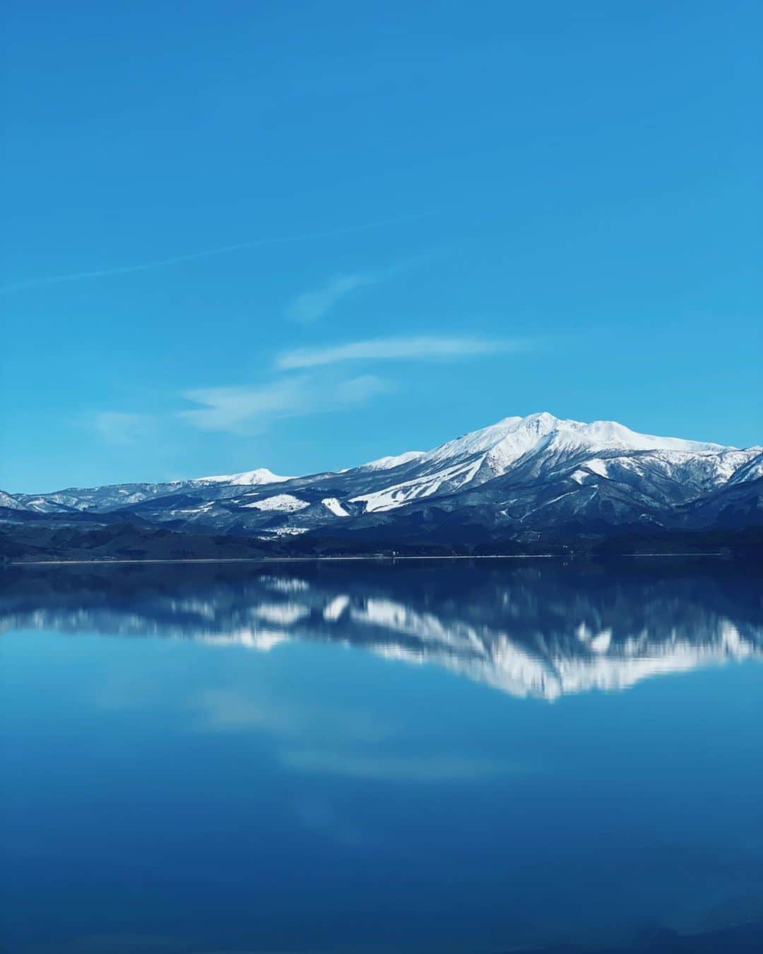 荻原桃子さんのインスタグラム写真 - (荻原桃子Instagram)「なんとも素晴らしい快晴ブルー💙  お天気に恵まれた ファミリートリップでした  ありがとう。パパさん🙏  田沢湖の青い空、雪山、キラキラした湖に映るミラー感が素晴らしかった✨  今日はなんと。 免許取って以来3回目の車の運転を 静かな田舎道で少ししました😂  頑張らないとね... . . . #田沢湖 #秋田県上陸」3月9日 20時37分 - momokoogihara