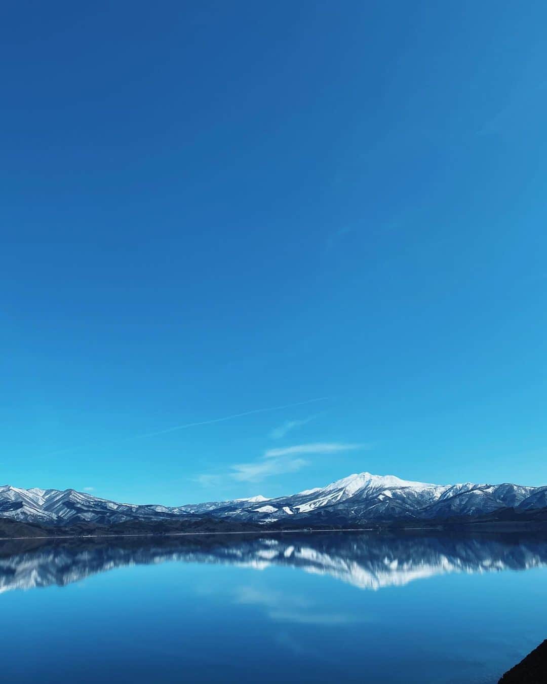 荻原桃子さんのインスタグラム写真 - (荻原桃子Instagram)「なんとも素晴らしい快晴ブルー💙  お天気に恵まれた ファミリートリップでした  ありがとう。パパさん🙏  田沢湖の青い空、雪山、キラキラした湖に映るミラー感が素晴らしかった✨  今日はなんと。 免許取って以来3回目の車の運転を 静かな田舎道で少ししました😂  頑張らないとね... . . . #田沢湖 #秋田県上陸」3月9日 20時37分 - momokoogihara