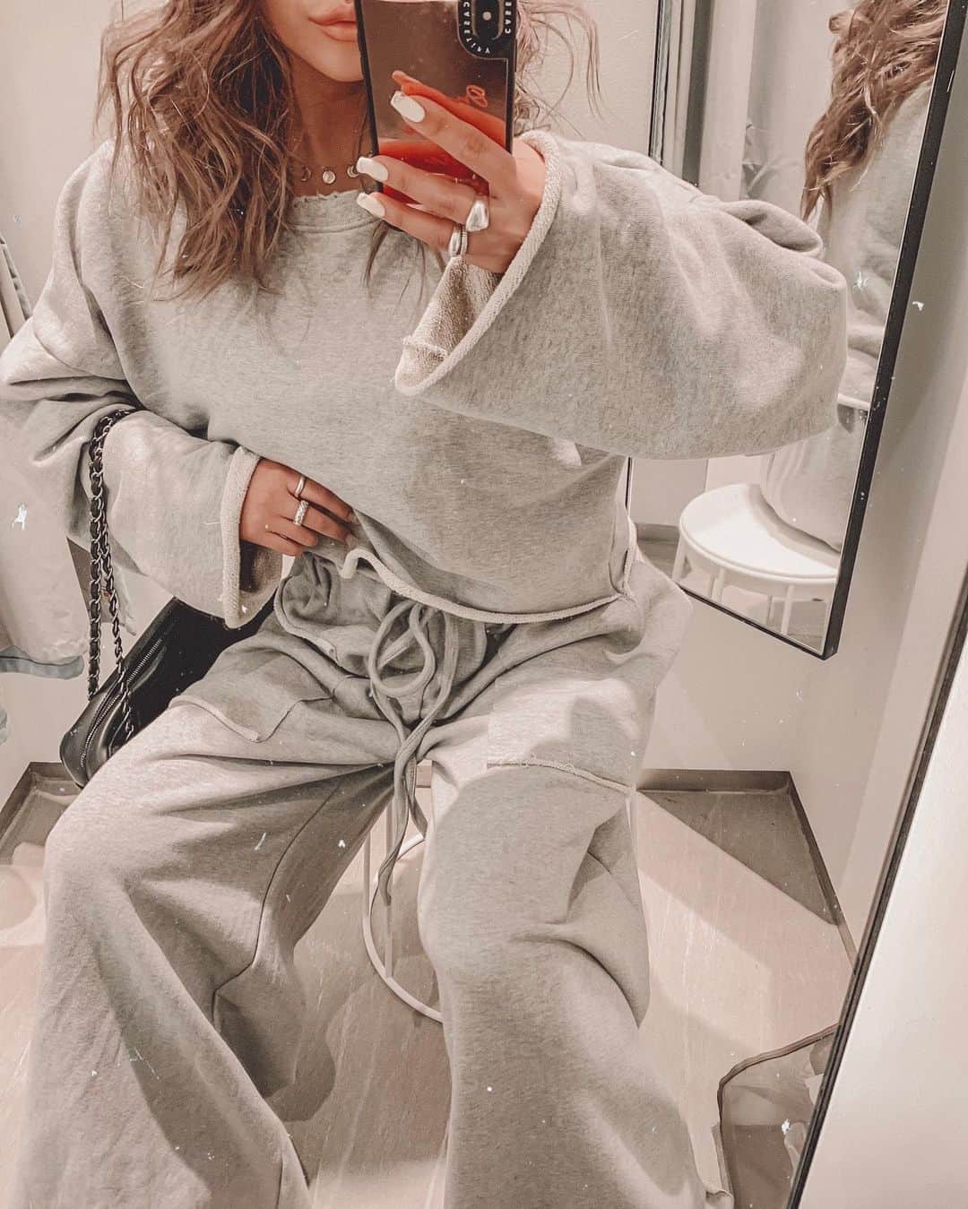 ✷kana✷のインスタグラム：「set up🤍 . . どうもセットアップだいすき人間 わたしです🧏🏼‍♀️ コーデ迷ったらセットアップで◎ @lveu.official  これはね、ゆるゆる感がたまらない♡ 部屋着にはもったいないけど お部屋でも楽チンです！ . . #outfit #LVEU #ラブユ」