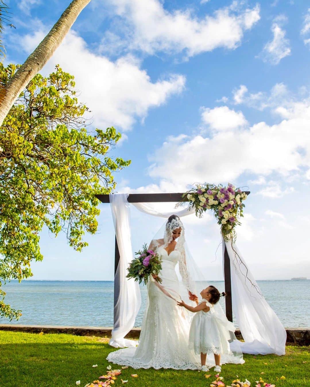 PINKYのインスタグラム：「👩🏻👧🏻🌈💖 . We're really enjoying woman/girl life💐 ・・・ ・・・ #internationalwomensday #latepost #love #happy #family #mamalife #womanlife #babygirl #girllife #throwback #wedding #weddingdress #hawaii」