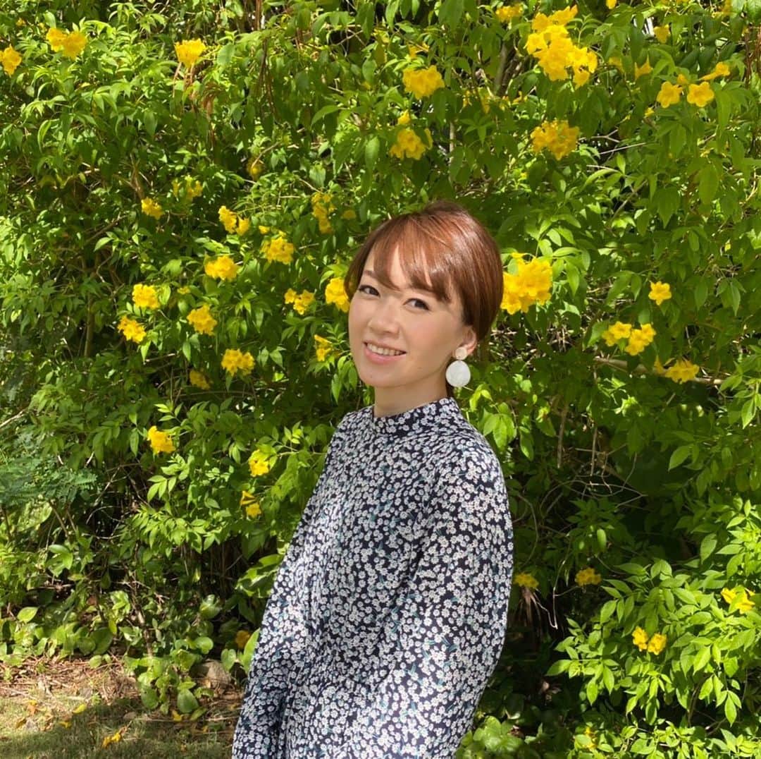 のインスタグラム：「今日のオフショット😁  #岡部玲子 #子育て　#主婦　#アラフォーママ　#タレント　#レポーター　#40代　#40歳　#キャスター　#アナウンサー　#花　#春　#写真　#ポートレート　#ワンピース　#ドレス　#mama #talent #reporter #instagood #f4f #photography #flower #smile #happy」