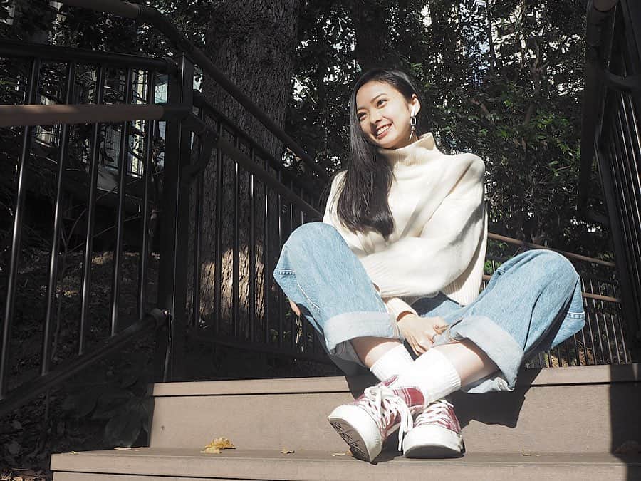 川瀬莉子さんのインスタグラム写真 - (川瀬莉子Instagram)「. すっかり暖かい🌞 春だね！嬉しい！！ そして新しく仲間入りしたスニーカーが可愛い🥰 . . . sneaker #converse」3月9日 20時50分 - kawase_riko_official