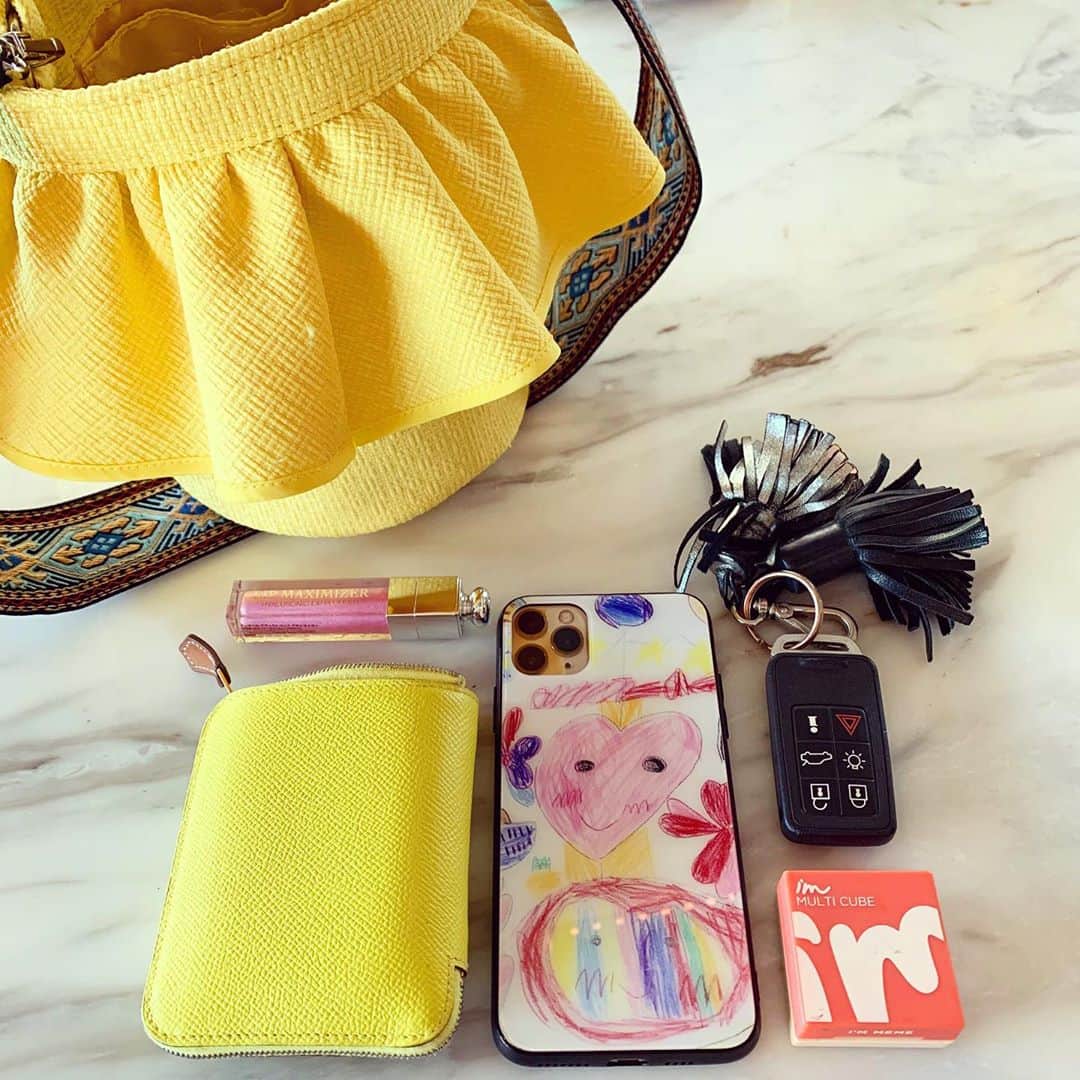 小川ひとみさんのインスタグラム写真 - (小川ひとみInstagram)「鞄の中身❤️❤️❤️ new colorの @setsuko_sagittaire のBag🌸 お財布にグロス、チークに 車の鍵🔑そして新しい携帯カバーは 姪っ子の絵があまりにも可愛くて 携帯カバーにプリントしました❤️ #mybag #鞄の中身 #yellow」3月9日 20時55分 - hitomy220