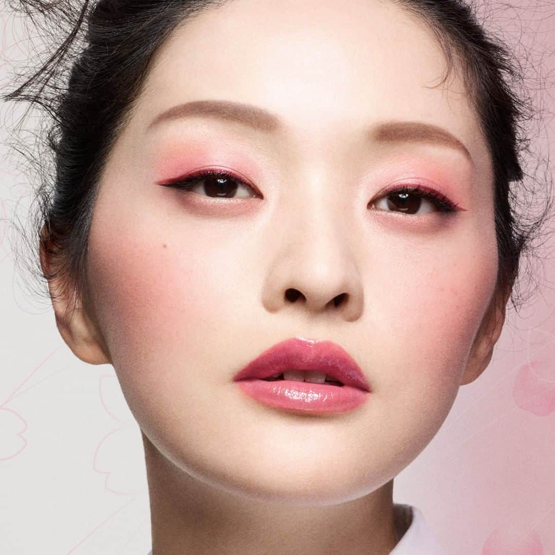 M∙A∙C Cosmetics Japanのインスタグラム：「ㅤ 【本日公式オンラインショップ先行発売】 春の風景・香りを連想させる「桜」をイメージしたリップ・フェイス製品がラインナップ🌸 ピンクメタリックのパッケージが目を引く限定コレクションを逃さないで✨ ㅤ *3月13日(金) 全国発売 ㅤ #MACペタルパワー #MACPetalPower ㅤ #MACCosmeticsJapan #MACコスメ #MACCosmetics  #MAC #春メイク #コスメ #メイク #リップ #スプリングメイク #SS20 #桜 #限定コレクション #限定パッケージ #ツヤ肌 #透明感」
