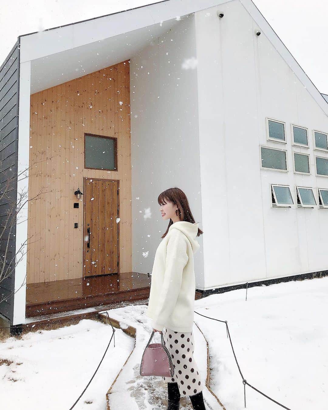 藤川沙弥のインスタグラム：「ꎺ⠜ ꎺ⠜ ꎺ⠜﻿ ﻿ もぅ3月なのに雪の写真𓂃𐬿❄︎𐬿﻿ 先日、北海道並みかな？ってくらいの﻿ 大雪が見れたので記念に📸﻿ ﻿ この日は京都で撮影で﻿ 大阪ではこんな沢山の雪見れないから﻿ テンションがあがりました☃️❄️﻿ ﻿ @lilas_jp で﻿ お得なセール価格になってる﻿ coordinate🍫﻿ 別々でも使えるし﻿ この組み合わせも楽チンで﻿ よく着てる🤍🤍🤍﻿ ﻿ ﻿」