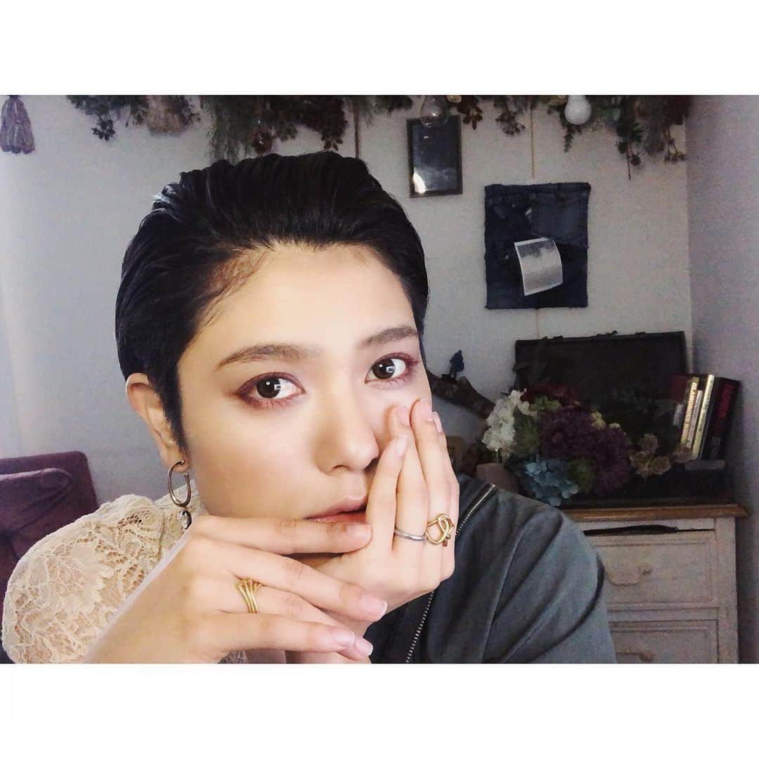 金城優華のインスタグラム：「おばぁの形見のゴールドリング﻿ ﻿ 高校卒業の記念に母から譲り受けたけど﻿ 子供の私にはまだまだ似合わず……﻿ ﻿ ずーっと箱に入れて﻿ 仕事とかで﻿ おばぁの力借りたい時にそっと付けてパワーもらってた﻿ 私のスーパーアイテム。﻿ ﻿ そんな指輪も﻿ 三十路過ぎてくと段々手に馴染むようになって﻿ 今はハトムネが作ってくれた﻿ 元ナット(部品)の結婚指輪の隣に﻿ おばぁの形見の指輪。﻿ ﻿ ﻿ そして自分が作ったピアス。﻿ ﻿ 三人分の想い身につけて﻿ 最強気分!!笑 ﻿ ﻿ ﻿ #金城優華﻿ #金城のアクセサリー事情﻿ #CAN'N'U﻿ #ootd﻿ ＃ファッション﻿ #アクセサリー﻿ #ハンドメイド﻿ #ママ﻿ #アラサーコーデ﻿」