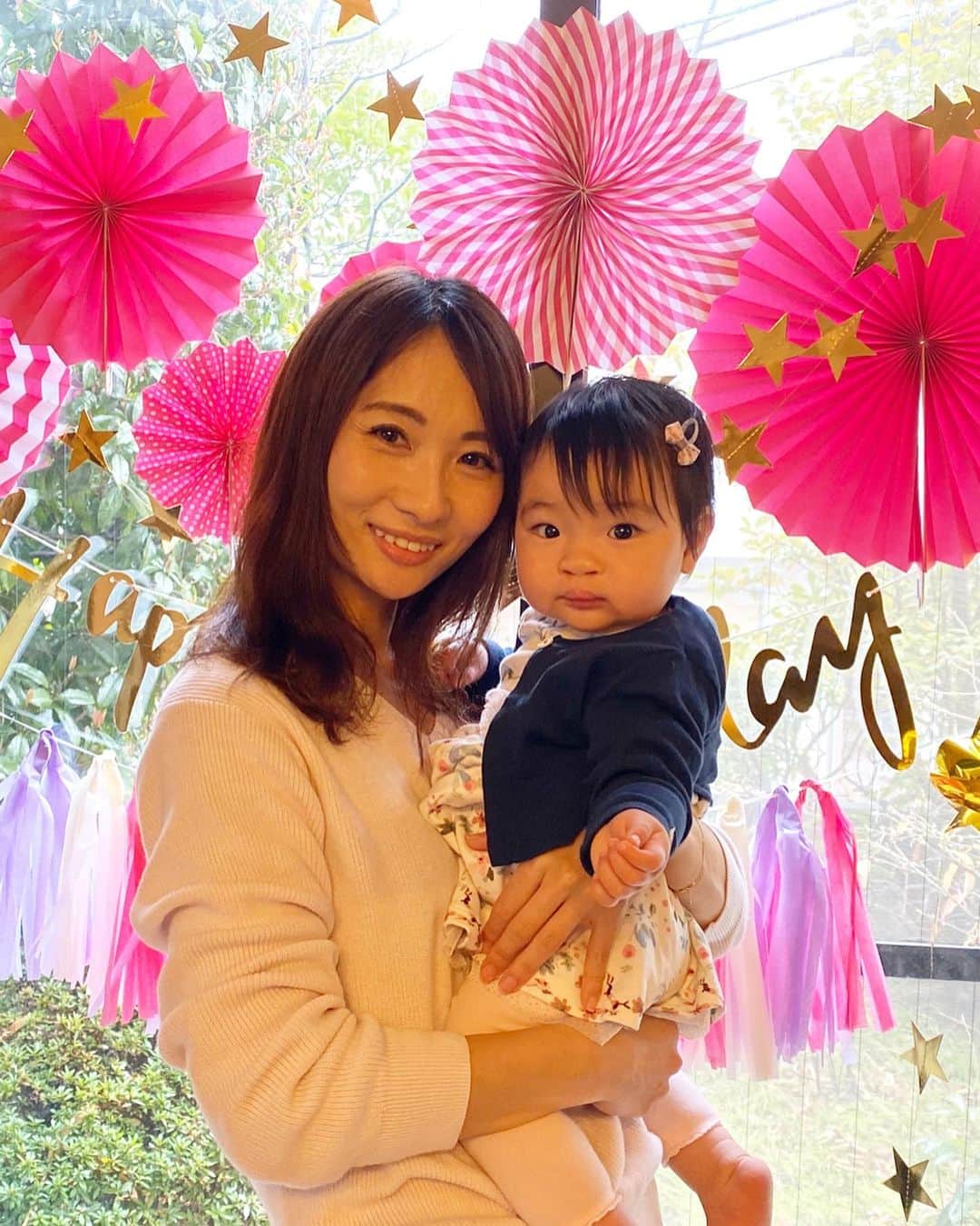 吉田早織のインスタグラム：「・﻿ 1st birthday🎂✨﻿ ﻿ ﻿ 人が大好き、食べる事が大好き、音楽が大好な娘👶﻿ ﻿ 出来ることが増えたり言葉が分かるようになってきて、日々成長を感じ﻿ 娘の笑顔に元気をもらっています✨﻿ ﻿ ﻿ 昨日は両家両親と食事をした後、親戚や友達も家に来てお祝いしてくれて娘もとっても楽しそうでした☺️﻿ ﻿ 誕生日当日の今日は外用のファーストシューズを買いに👟﻿ 歩けるようになって一緒にお出かけするのが楽しみ✨﻿ ﻿ ﻿ ﻿ 素直で心優しい子に育って欲しいな〜🌸﻿ ﻿ ﻿ ﻿ ﻿ ﻿ #ファーストバースデー #誕生日プレゼント #誕生日 #1stbirthday #firstbirthday #ファーストシューズ #スマッシュケーキ ﻿#生後12ヶ月 #1歳誕生日 #1歳 #birthday #誕生日 ﻿#スマッシュケーキ #smashcake #asics」