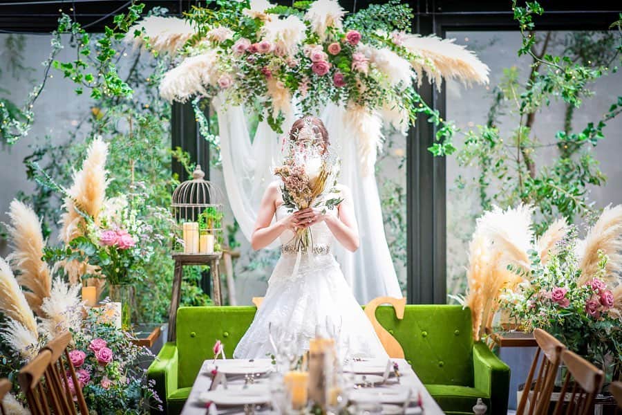ハミ さんのインスタグラム写真 - (ハミ Instagram)「・ カメラマンさんに撮っていただいた式の写真をいただきました❤️ 楽しみにしてたから嬉しい😆 お花と緑でいっぱいの高砂も @momo19870209 が作ってくれたブーケも全部最高の思い出です💝 ・ ・ ・ ・ ・ #wedding #flower」3月9日 21時20分 - hami0519