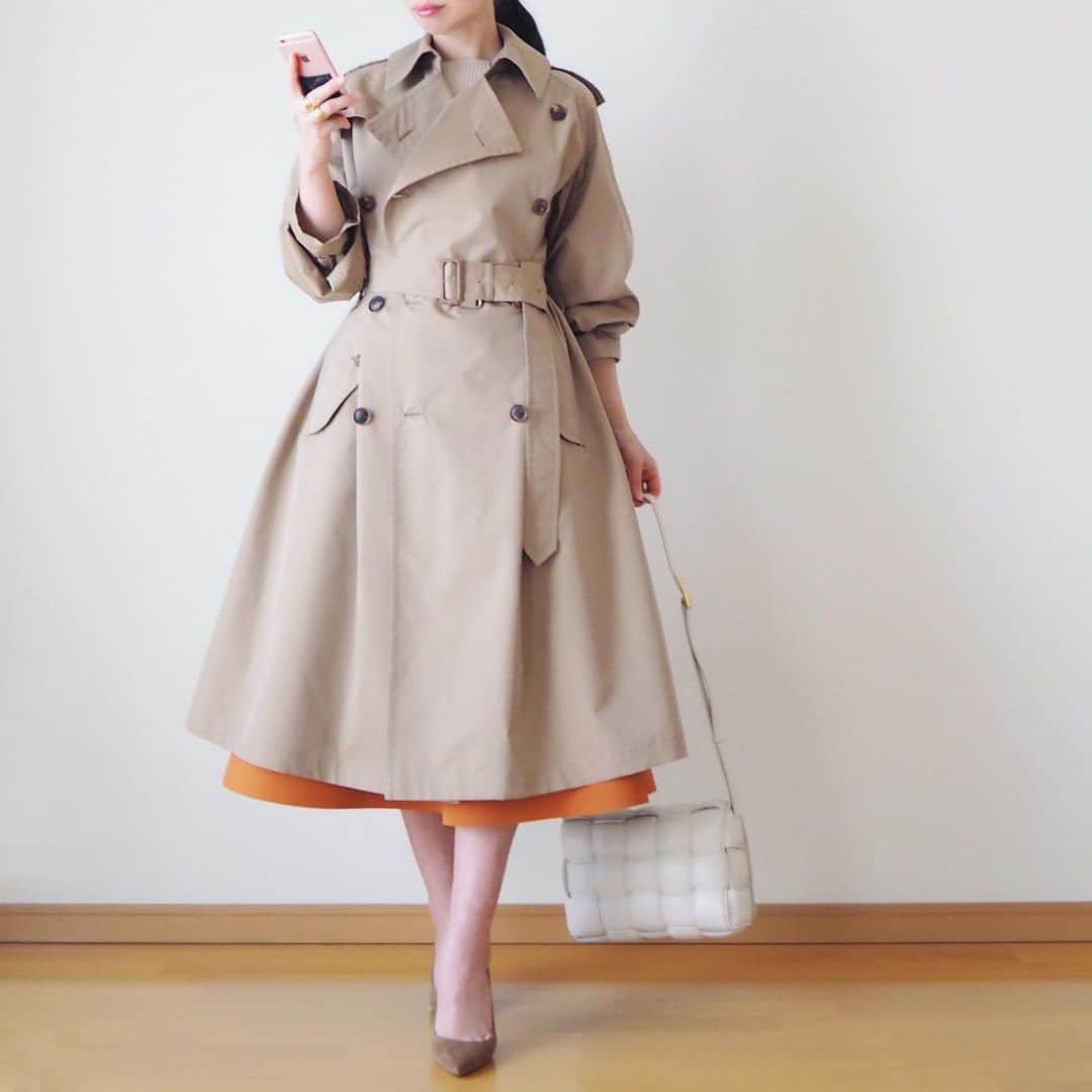 hanaのインスタグラム：「outfit❄️ * beige×orange☺︎ * トレンチをワンピース風に。 * #auralee #deuxiemeclasse #lagunamoon #pellico #bottegaveneta #zara (rings)」